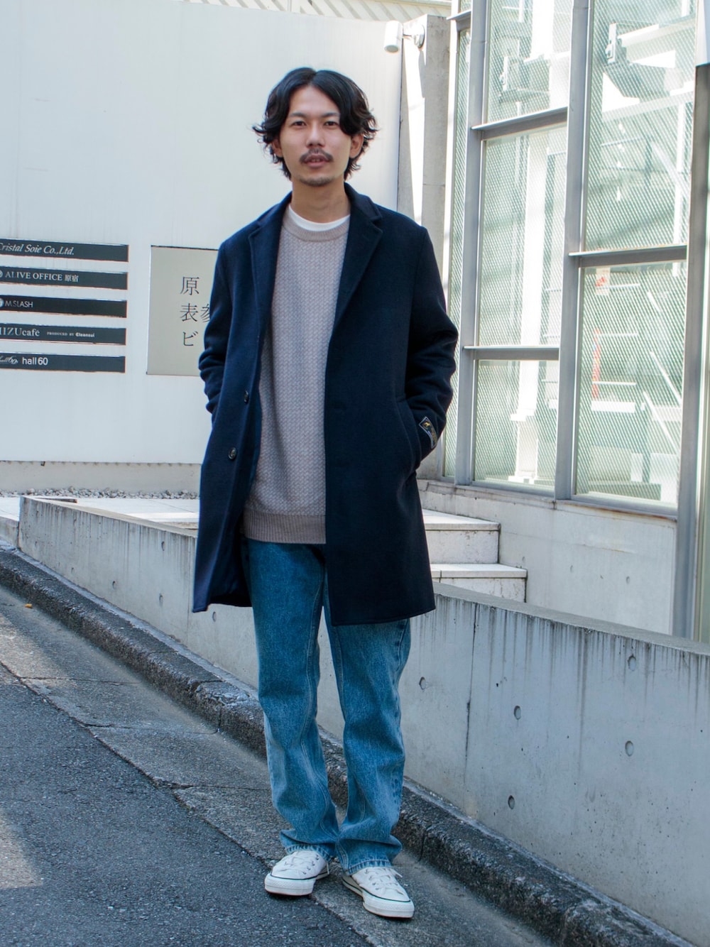 「秋ルック紹介するよ、フレディアンドグロスター、FREDY&GLOSTER、gloster、きれいめカジュアル、秋コーデ、冬コーデ、シンプルコーデ、スニーカー、ニット、デニム、チェスターコート、ウールコート、バーズアイニット」｜「GLOSTERの【GLOSTER/グロスター】Wool Beaver メルトン チェスターコート（チェスターコート、ブルー系）」を使った、katsuさん（メンズ・170cm）の秋コーディネートの1枚目の写真