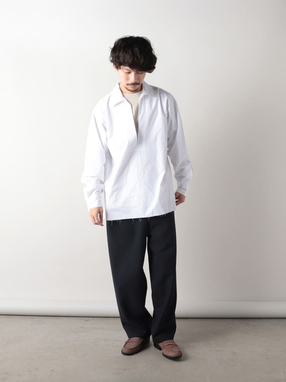 「フレディアンドグロスター、FREDY&GLOSTER、gloster、レイヤードスタイル、ロンT、きれいめカジュアル、革靴、ローファー、ワイドパンツ、秋服準備はじめました、秋コーデ、休日スタイル、シンプル、いいね、save、フォローお願いします🤑、ダントン」｜「GLOSTERのオーガニックコットン スキッパーシャツ（シャツ/ブラウス、ホワイト系）」を使った、katsuさん（メンズ・170cm）の秋コーディネートの1枚目の写真