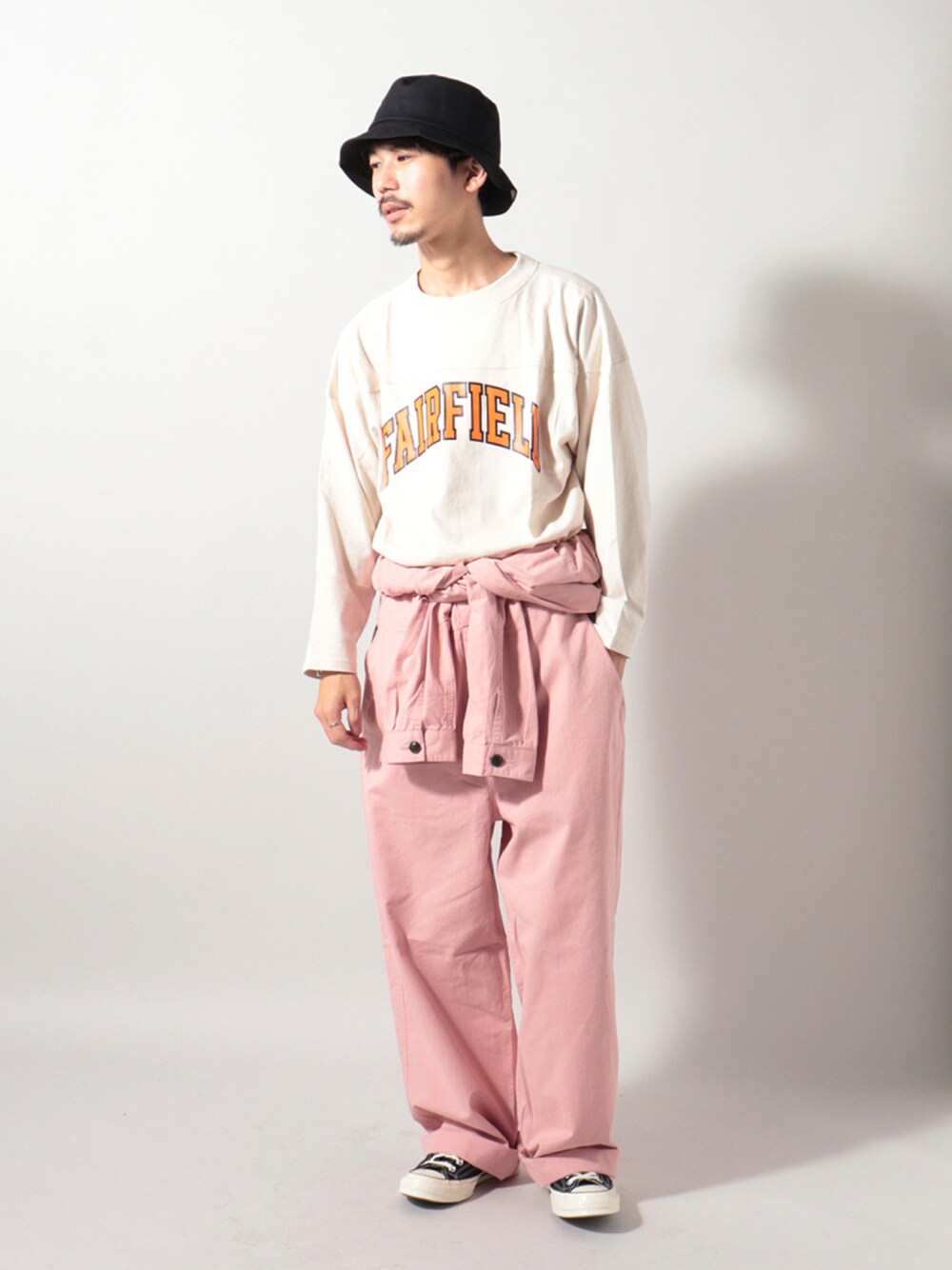「フレディアンドグロスター、FREDY&GLOSTER、おしゃれさんと繋がりたい、お洒落さんとつながりたい、いいね、save、フォローお願いします🤑、オーバーオール、秋トレンド2021、ストリート、バケットハット、バケットハット黒、カレッジロゴ、ビッグシルエット、ストリートコーデ、ピンク、ピンクコーデ」｜「GLOSTERのRIPSTOP BUCKET HAT リップストップバケットハット（ハット、ブラック系）」を使った、katsuさん（メンズ・170cm）の夏コーディネートの1枚目の写真