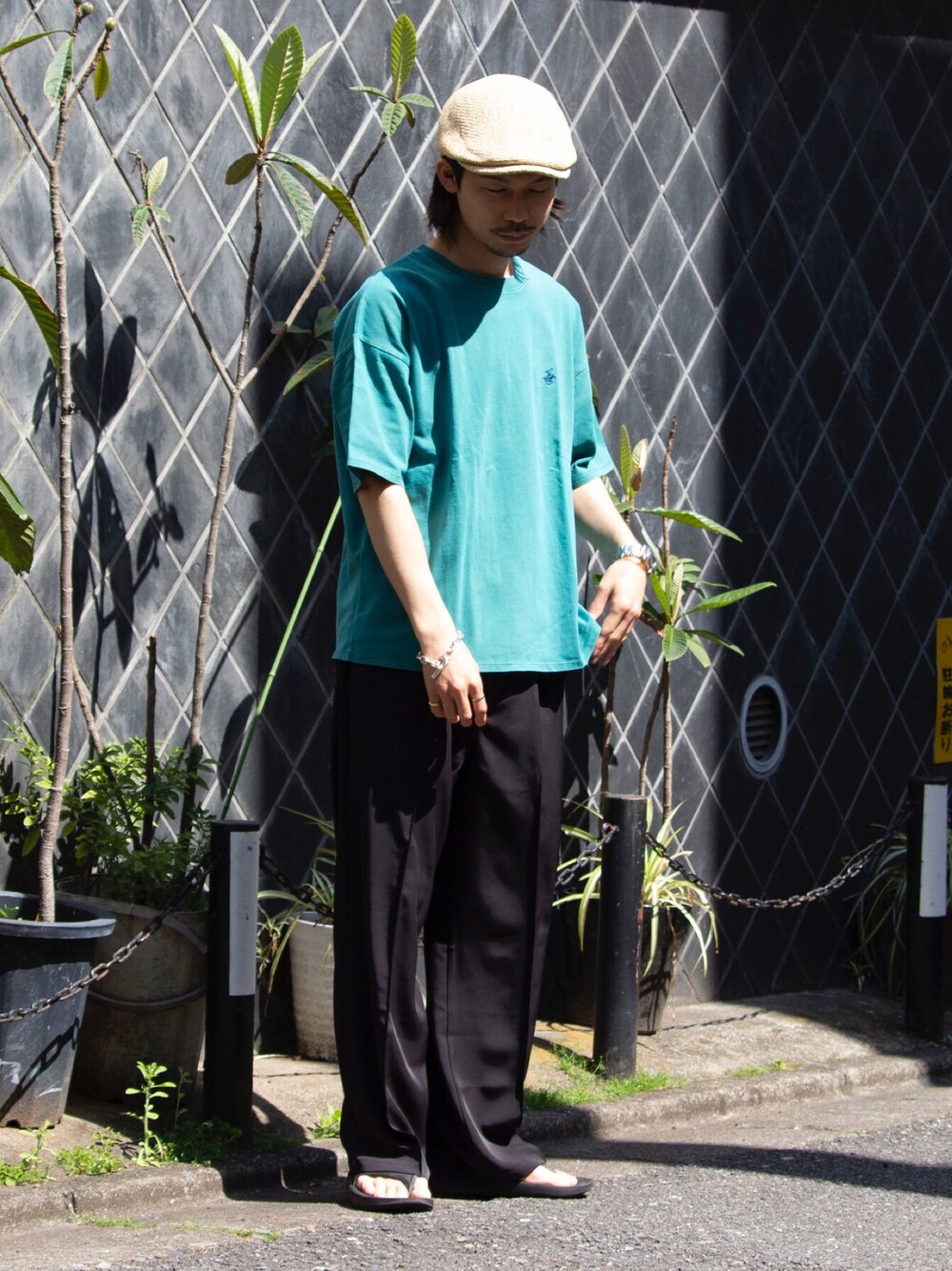 「ベージュ、シンプルコーデ、ビッグシルエット、休日スタイル、スラックス、サンダル、ハンチング、Tシャツ、フレディアンドグロスター、FREDY&GLOSTER、gloster、夏コーデ」｜「GLOSTERの【GLOSTER/グロスター】PAPER HANTING ハンチング ハンチング帽（ハンチング/ベレー帽、ベージュ系）」を使った、katsuさん（メンズ・170cm）の春コーディネートの1枚目の写真
