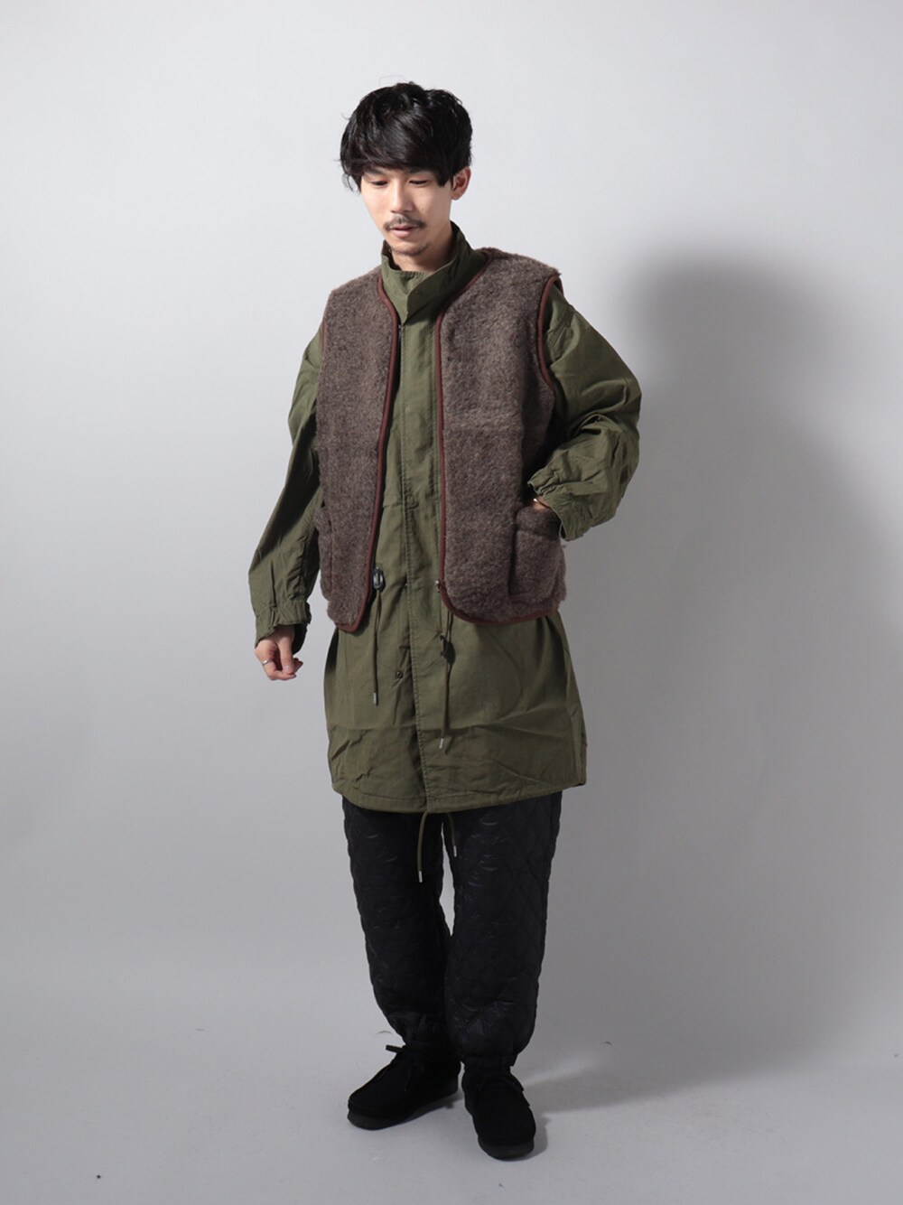 「フレディアンドグロスター、FREDY&GLOSTER、gloster、モッズコート、レイヤードスタイル、休日スタイル、冬コーデ、厚底シューズ、キルティング、グリーン、おしゃれさんと繋がりたい、お洒落さんとつながりたい、いいね、save、フォローお願いします🤑、シンプル、シンプルコーデ」｜「Clarksのアイテム（ブーツ、ブラック系）」を使った、katsuさん（メンズ・170cm）の秋コーディネートの1枚目の写真