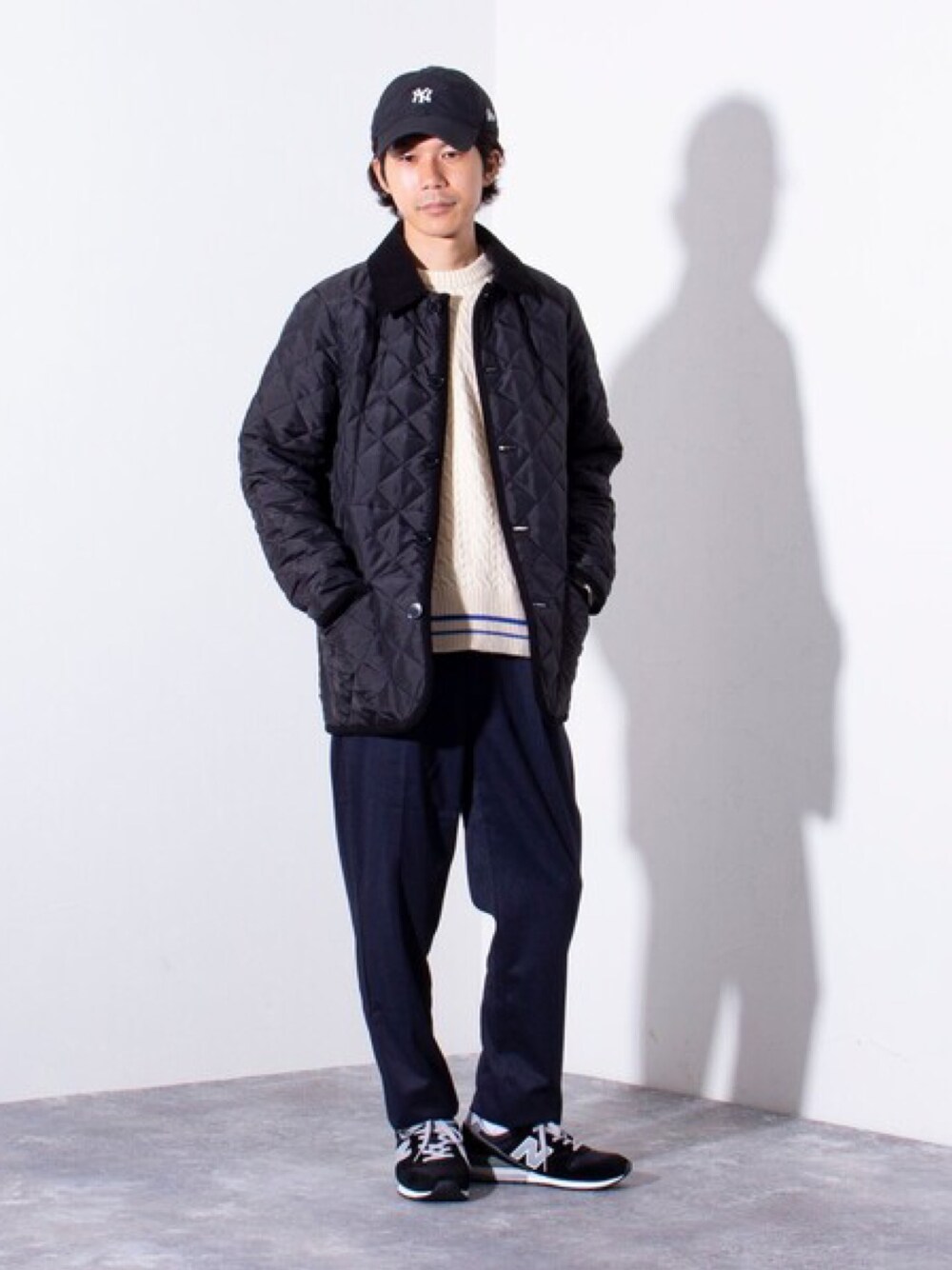 ブラック系のブルゾンを着用したメンズの夏コーディネートの1枚目の写真