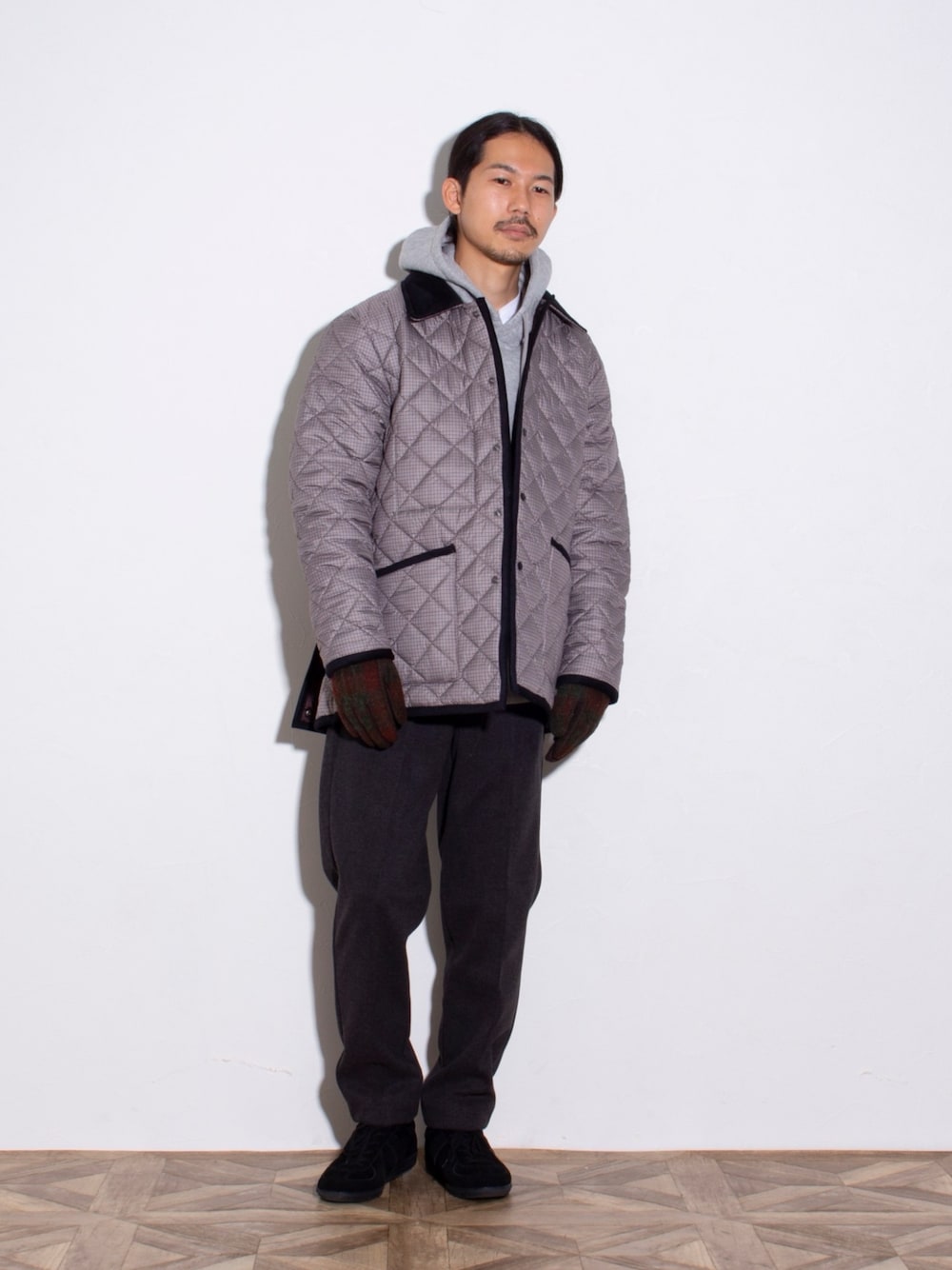 グレー系のその他パンツ、ベージュ系のブルゾン、グレー系のパーカーを着用したメンズの冬コーディネートの1枚目の写真