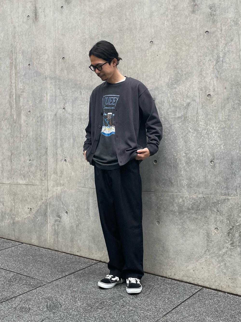 グレー系のカーディガン/ボレロ、ブラック系のTシャツ/カットソーを着用したメンズの春コーディネートの1枚目の写真