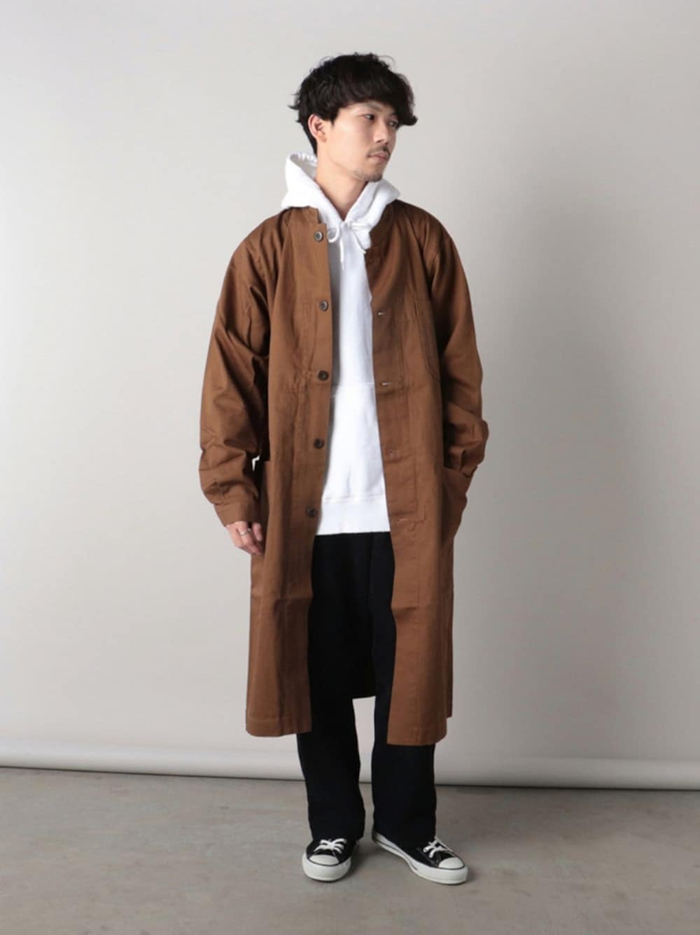 「フレディアンドグロスター、FREDY&GLOSTER、おしゃれさんと繋がりたい、お洒落さんとつながりたい、いいね、save、フォローお願いします🤑、秋服準備はじめました、秋コーデ、ブラウン、ダメージ加工、ショップコート、ビックシルエット、パーカー、スニーカー、休日スタイル」｜「GLOSTERのJAPAN MADE ダメージ加工 プルオーバーパーカー（パーカー、ホワイト系）」を使った、katsuさん（メンズ・170cm）の秋コーディネートの1枚目の写真
