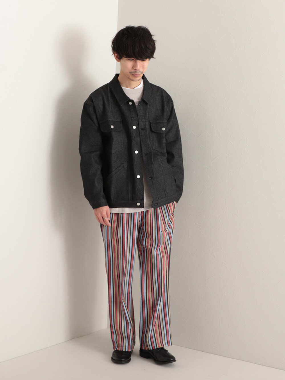 ブラック系のデニムジャケット、グレー系のTシャツ/カットソー、ベージュ系のその他パンツを着用したメンズの冬コーディネートの1枚目の写真