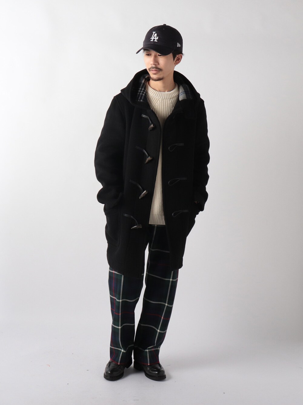 「wearhalloween2021、フレディアンドグロスター、FREDY&GLOSTER、gloster、チェック、チェック柄に恋してる、ダッフルコート、レイヤードスタイル、キャップ、おしゃれさんと繋がりたい、お洒落さんとつながりたい、ニット、セーター、革靴、パラブーツ」｜「Parabootのアイテム（ドレスシューズ、ブラック系）」を使った、katsuさん（メンズ・170cm）の秋コーディネートの1枚目の写真