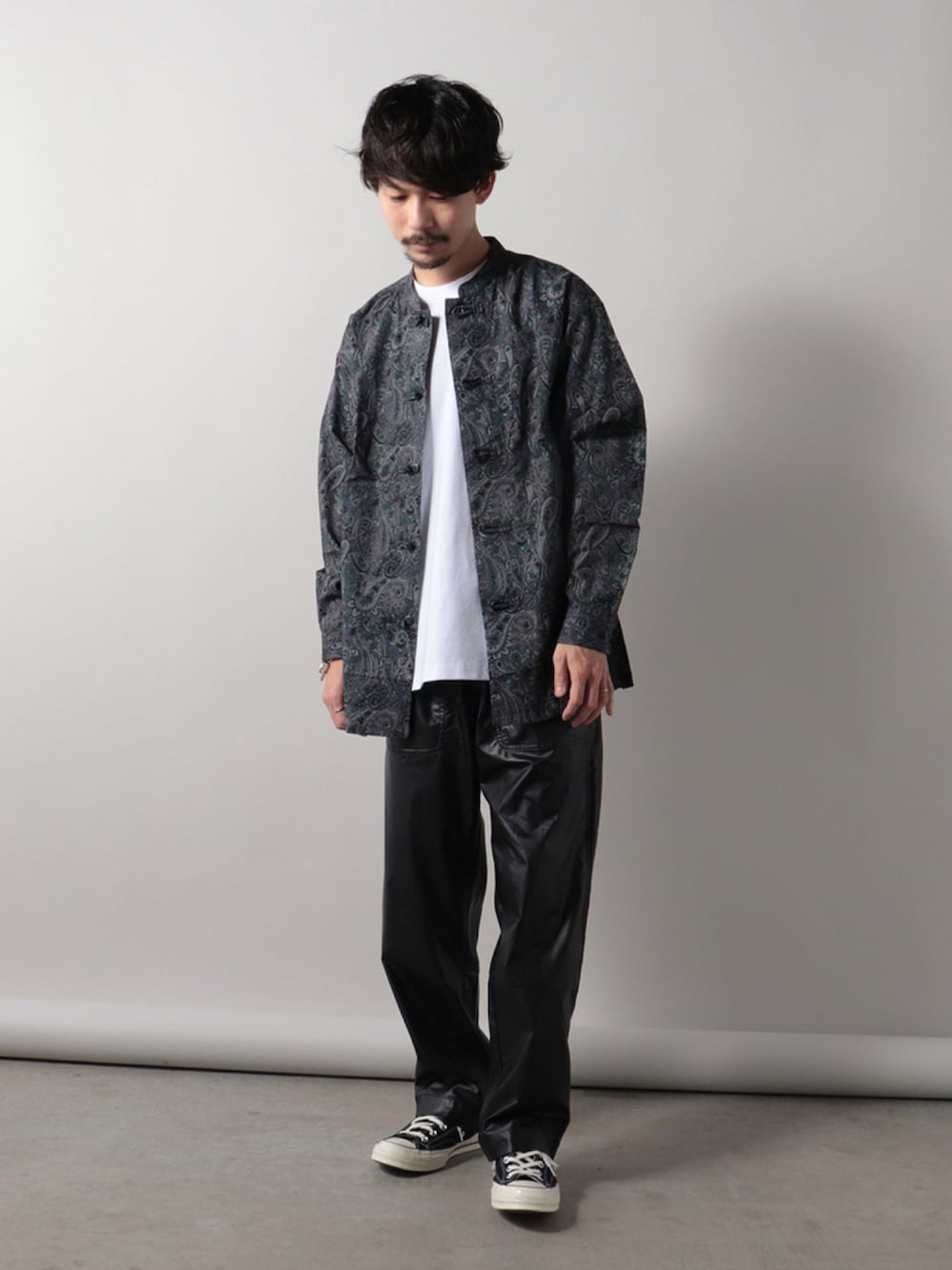 「フレディアンドグロスター、FREDY&GLOSTER、おしゃれさんと繋がりたい、お洒落さんとつながりたい、いいね、save、フォローお願いします🤑、フェイクレザー、シェフパンツ、ハイカットスニーカー、ペイズリー、チャイナシャツ、ロンT、秋コーデ、秋服準備はじめました、休日スタイル、レイヤードスタイル」｜「GLOSTERの【GLOSTER/グロスター】パジャマカンフーシャツ　デニム/ペイズリー/花柄（シャツ/ブラウス、グレー系）」を使った、katsuさん（メンズ・170cm）の秋コーディネートの1枚目の写真