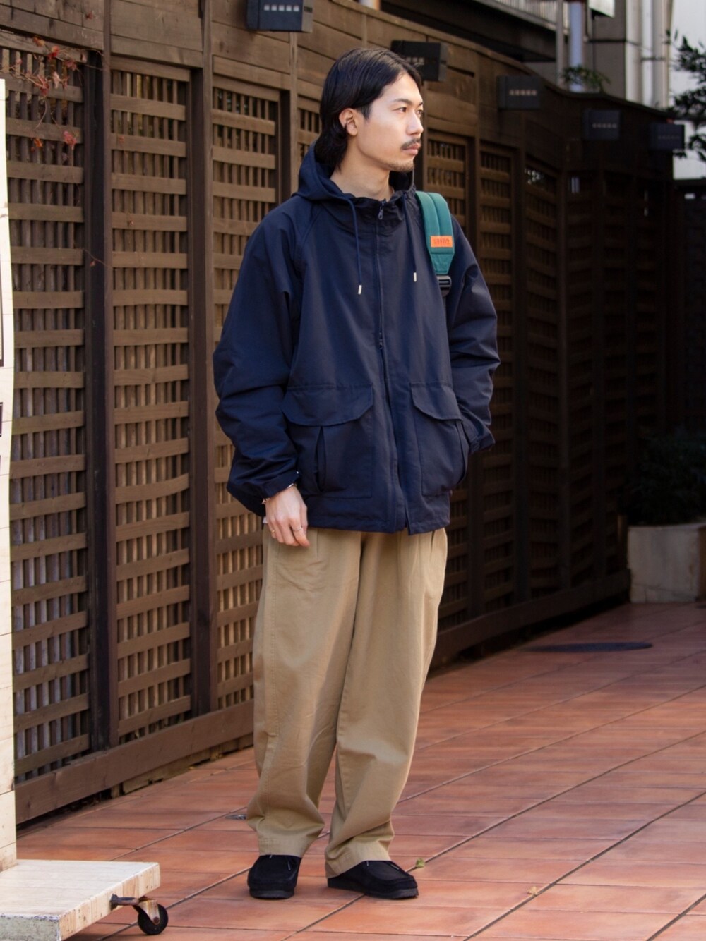 「フレディアンドグロスター、FREDY&GLOSTER、gloster、ワイドパンツ、ビッグシルエット、ブーツ、レイヤードスタイル、シンプルコーデ、パーカー、カーディガン、リュック、春コーデ、チノパン、マウンテンパーカー、春アウター」｜「Clarks Originalsの《WEB限定》CLARKS/クラークス】Wallabee Boot ワラビーブーツ（ブーツ、ブラック系）」を使った、katsuさん（メンズ・170cm）の冬コーディネートの1枚目の写真