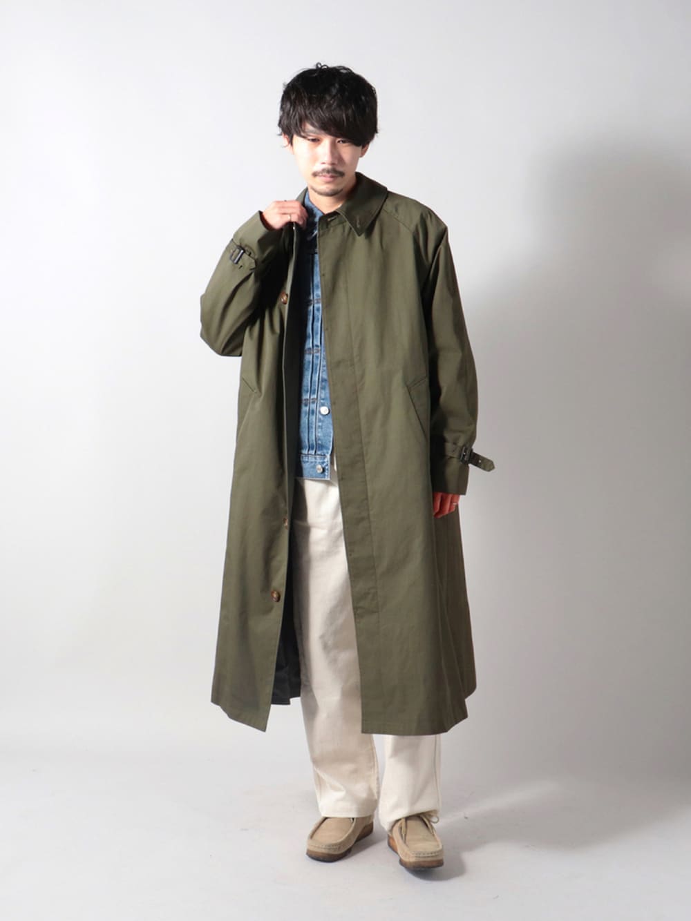 ブルー系のデニムジャケット、ホワイト系のTシャツ/カットソー、ホワイト系のその他パンツを着用したメンズの秋コーディネートの1枚目の写真