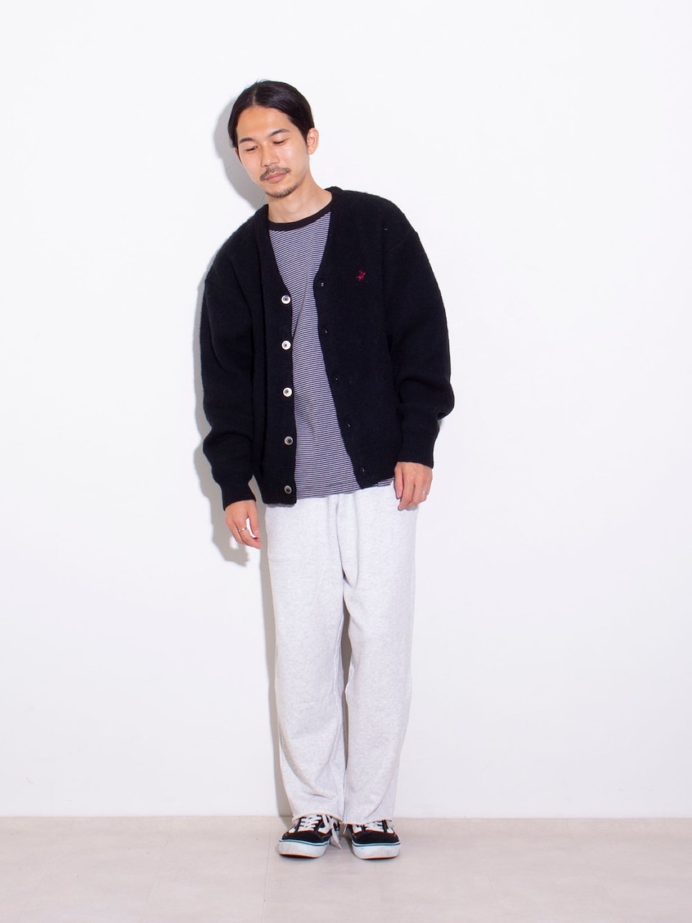 ブラック系のカーディガン/ボレロ、ホワイト系のスウェットパンツを着用したメンズの秋コーディネートの1枚目の写真