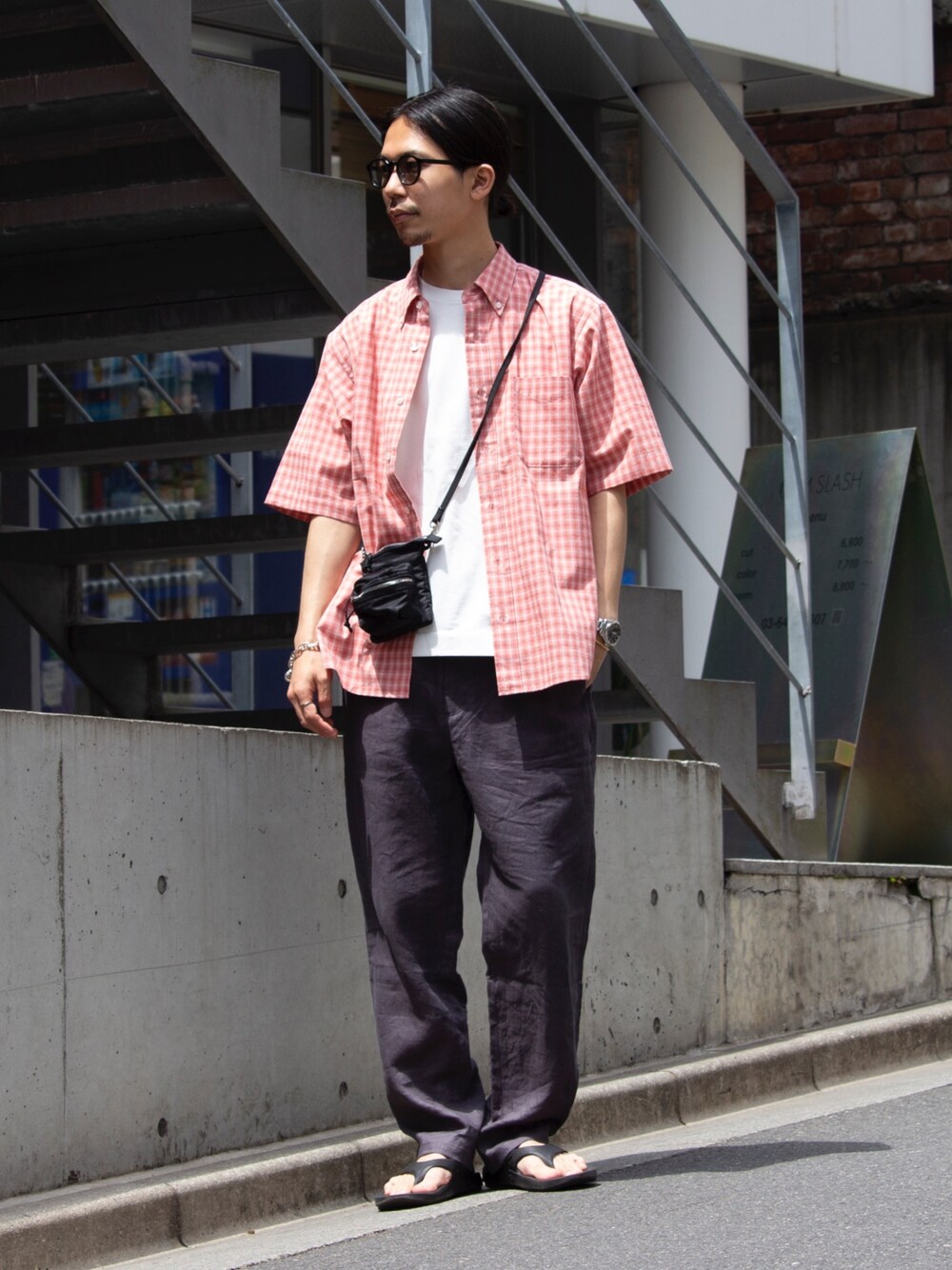 ピンク系のシャツ/ブラウス、ホワイト系のTシャツ/カットソー、ブラック系のショルダーバッグを着用したメンズの春コーディネートの1枚目の写真