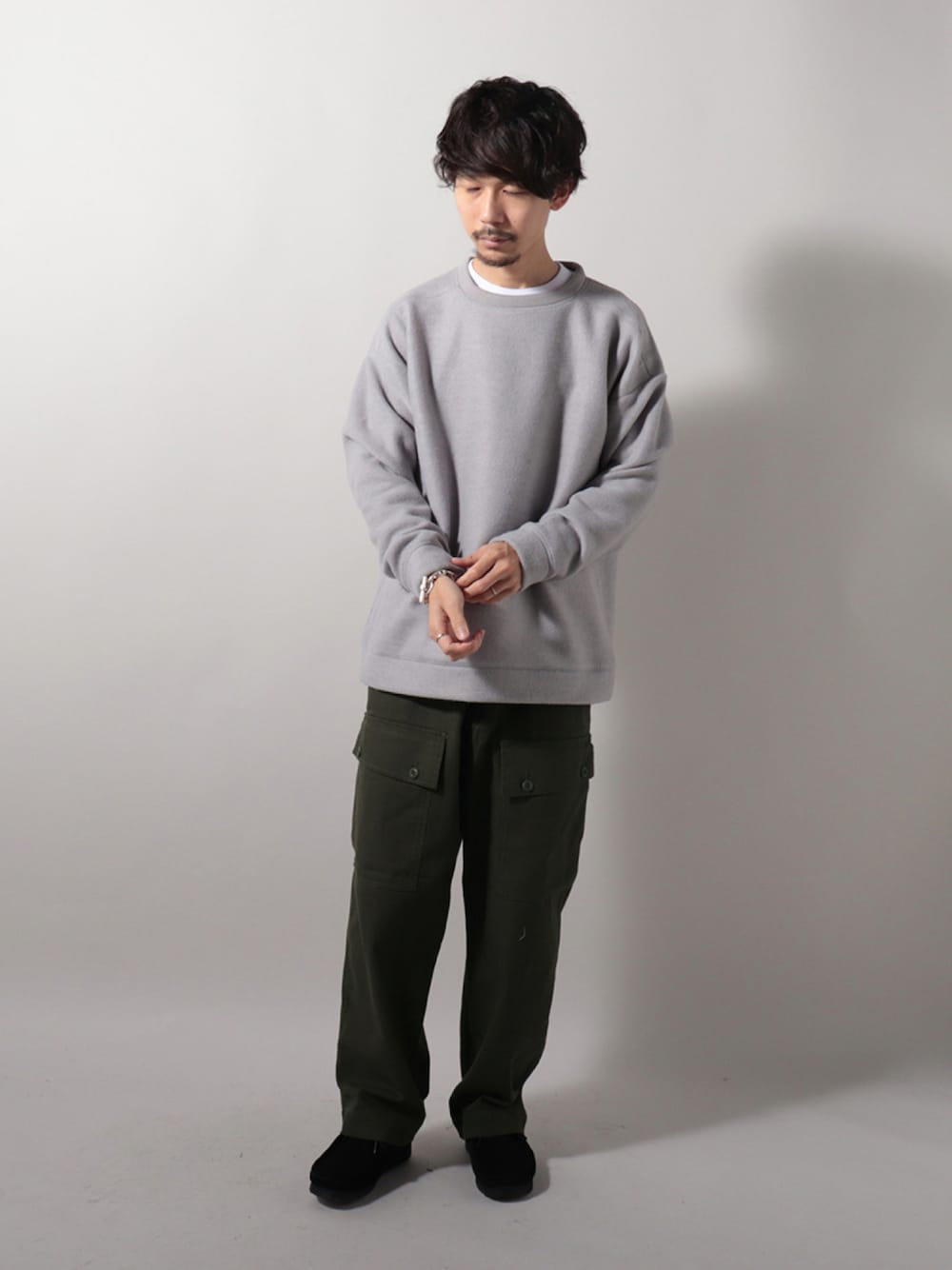 グレー系のTシャツ/カットソー、ホワイト系のTシャツ/カットソー、グリーン系のその他パンツを着用したメンズの秋コーディネートの1枚目の写真