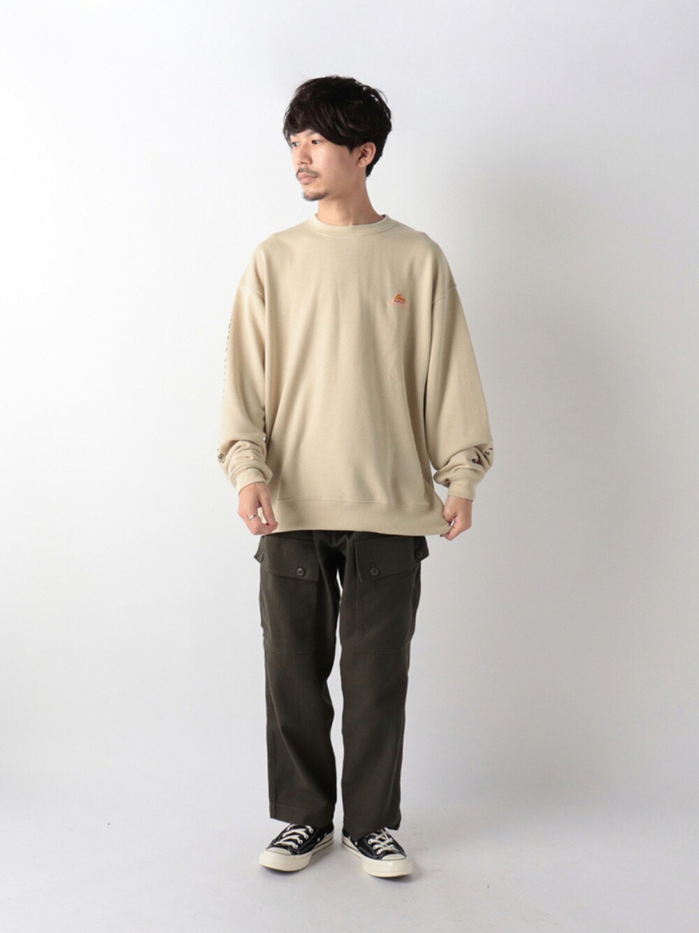 「だから秋服が好き、フレディアンドグロスター、FREDY&GLOSTER、gloster、カーゴパンツ、カーキ、スウェット、秋コーデ、wearhalloween2021、休日スタイル、KELTY、ベージュ、おしゃれさんと繋がりたい、お洒落さんとつながりたい、いいね、save、フォローお願いします🤑」｜「CONVERSEのアイテム（スニーカー、ブラック系）」を使った、katsuさん（メンズ・170cm）の秋コーディネートの1枚目の写真