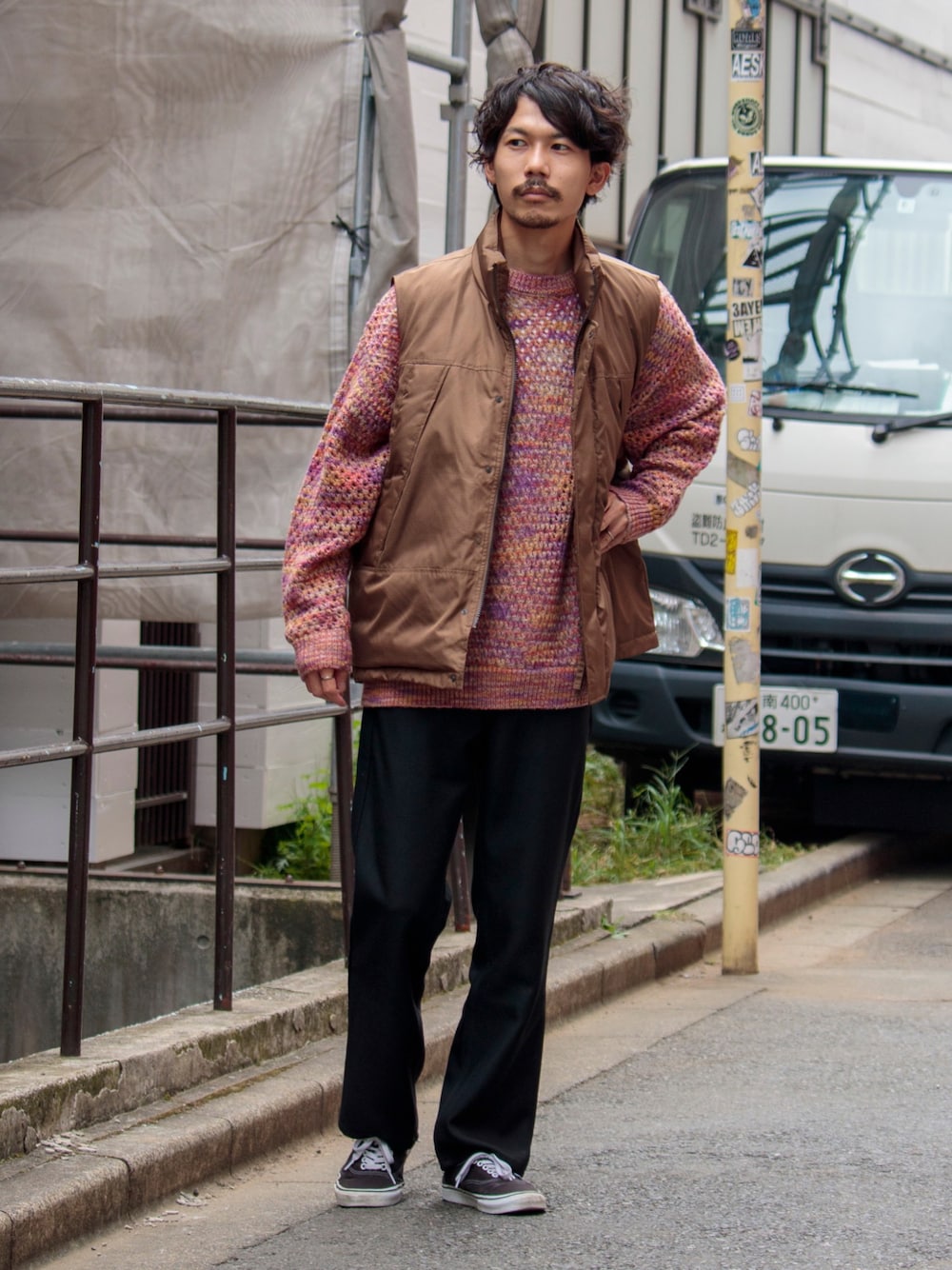 「フレディアンドグロスター、FREDY&GLOSTER、gloster、ダウンベスト、秋服準備はじめました、秋コーデ、ブラウン、フレアパンツ、休日スタイル、古着MIX、スニーカー、ダウン、冬コーデ」｜「GLOSTERの【GLOSTER/グロスター】スペースダイ メッシュ編みプルオーバーニット グラデーション 透かし編み（ニット/セーター、ピンク系）」を使った、katsuさん（メンズ・170cm）の秋コーディネートの1枚目の写真