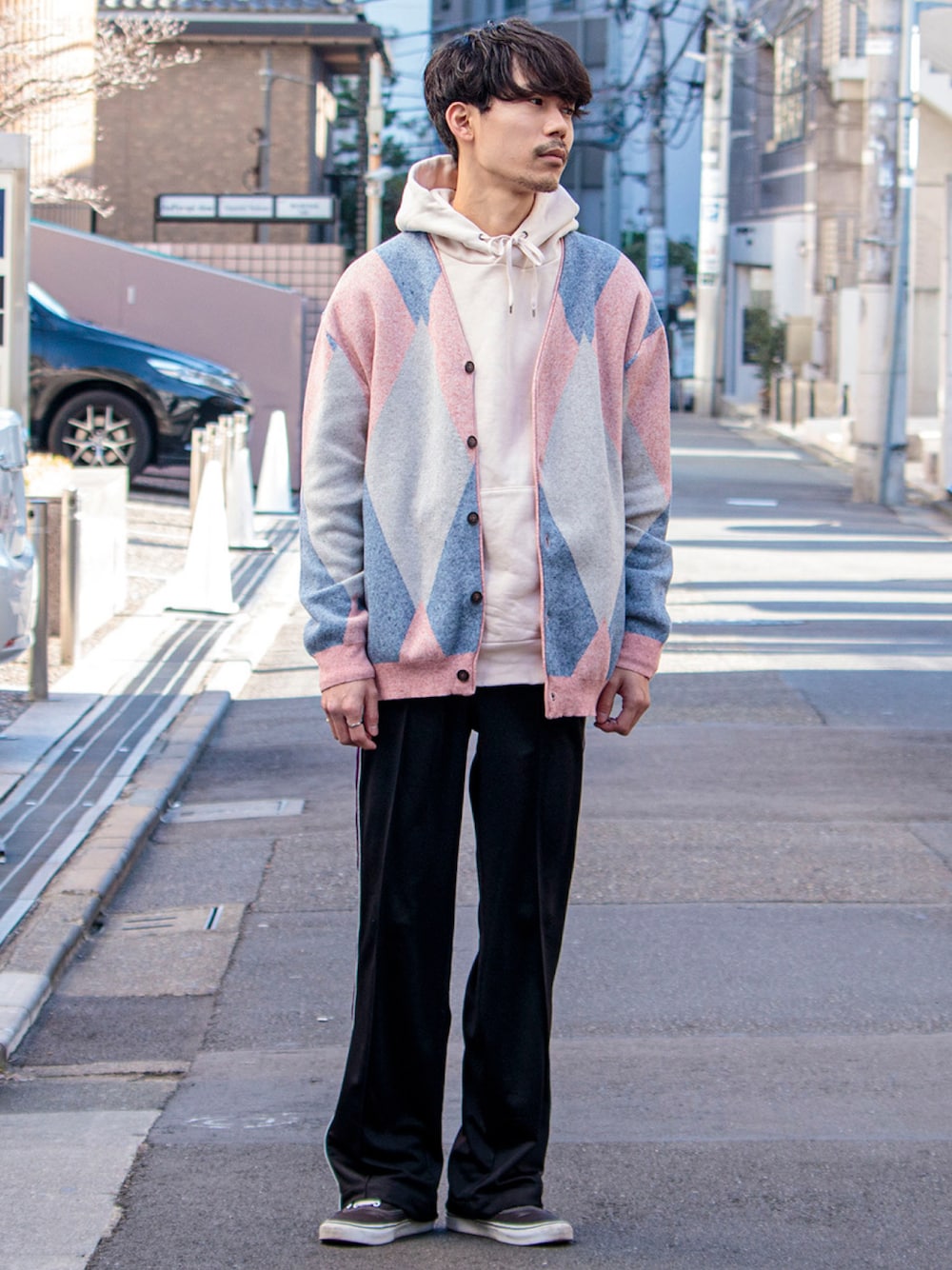 ピンク系のカーディガン/ボレロ、ブラック系のその他パンツ、ブラック系のシューズを着用したメンズの冬コーディネートの1枚目の写真