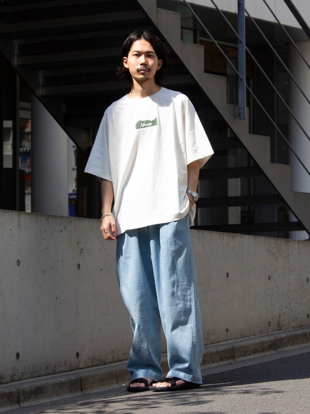 ホワイト系のTシャツ/カットソー、ブルー系のその他パンツを着用したメンズの春コーディネートの1枚目の写真