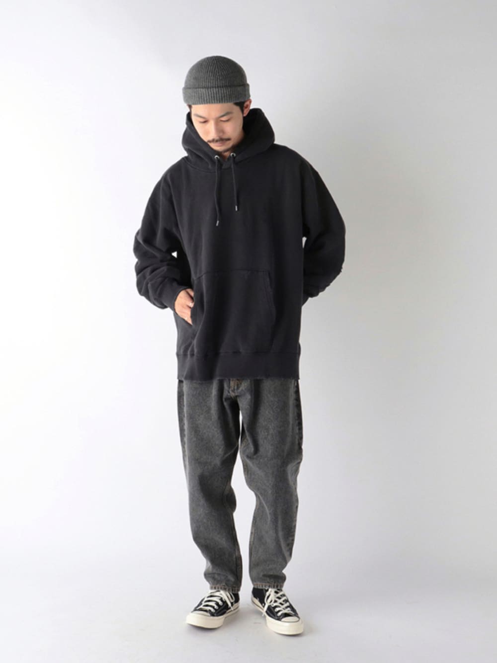 「フレディアンドグロスター、FREDY&GLOSTER、おしゃれさんと繋がりたい、お洒落さんとつながりたい、いいね、save、フォローお願いします🤑、gloster、パーカー、フーディー、ニット帽、秋服準備はじめました、秋トレンド2021、Coming soon...、ワイドデニム、ワントーンコーデ、ワントーン」｜「CONVERSEのアイテム（スニーカー、ブラック系）」を使った、katsuさん（メンズ・170cm）の夏コーディネートの1枚目の写真