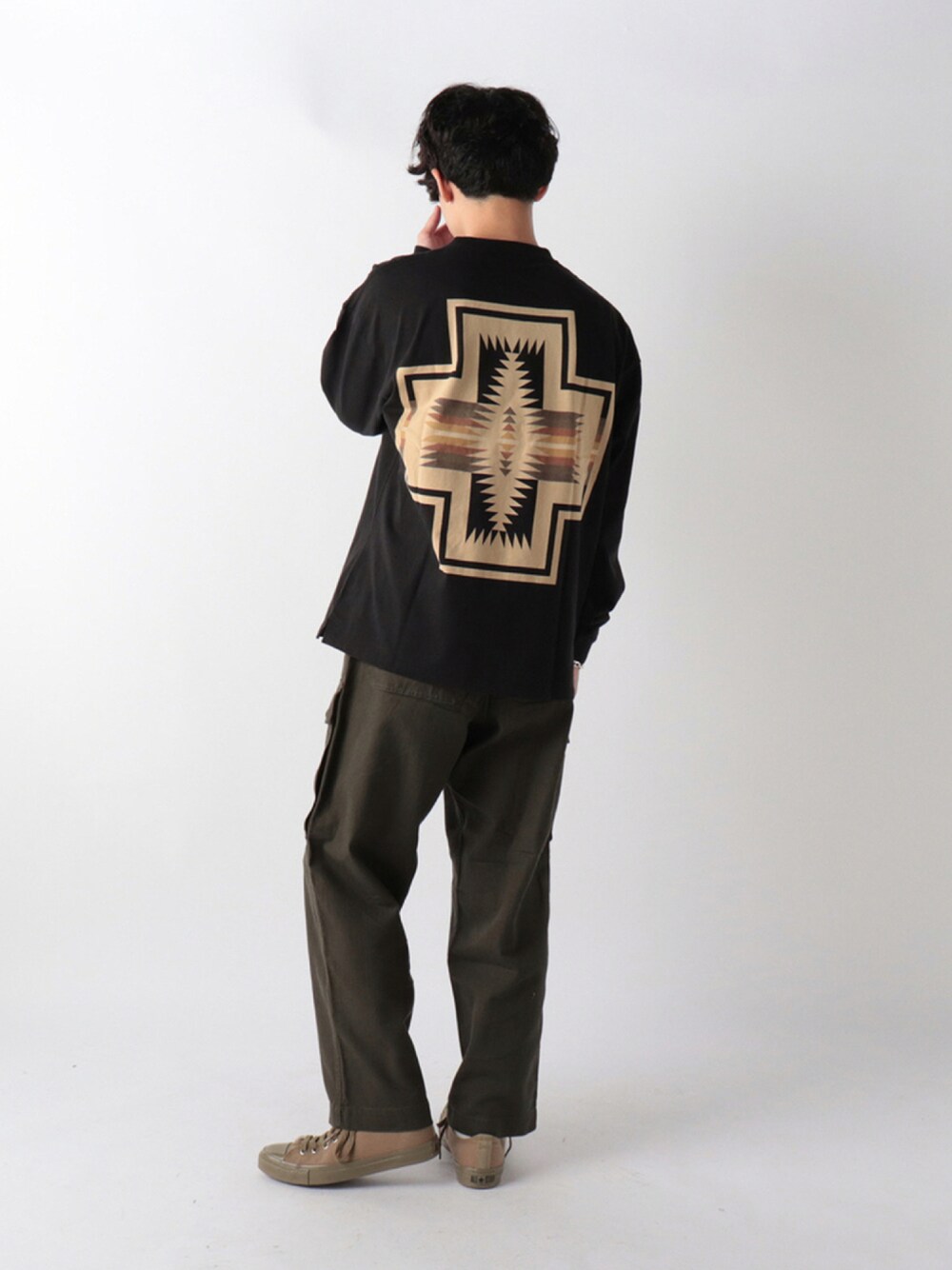 グリーン系のスニーカー、ブラック系のTシャツ/カットソー、グリーン系のその他パンツを着用したメンズの秋コーディネートの1枚目の写真
