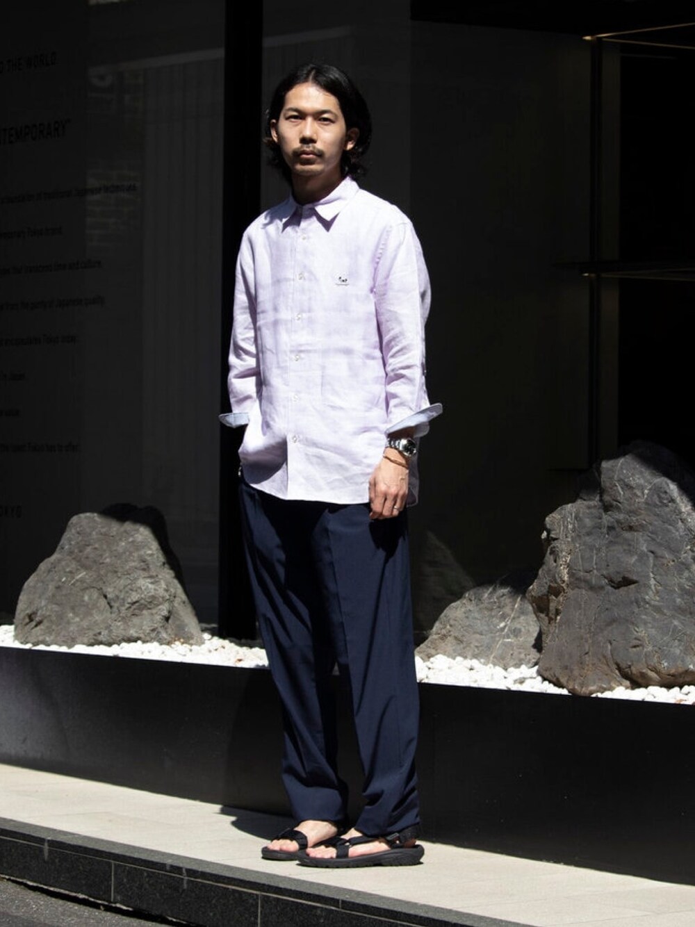 ブルー系のその他パンツ、パープル系のシャツ/ブラウスを着用したメンズの春コーディネートの1枚目の写真