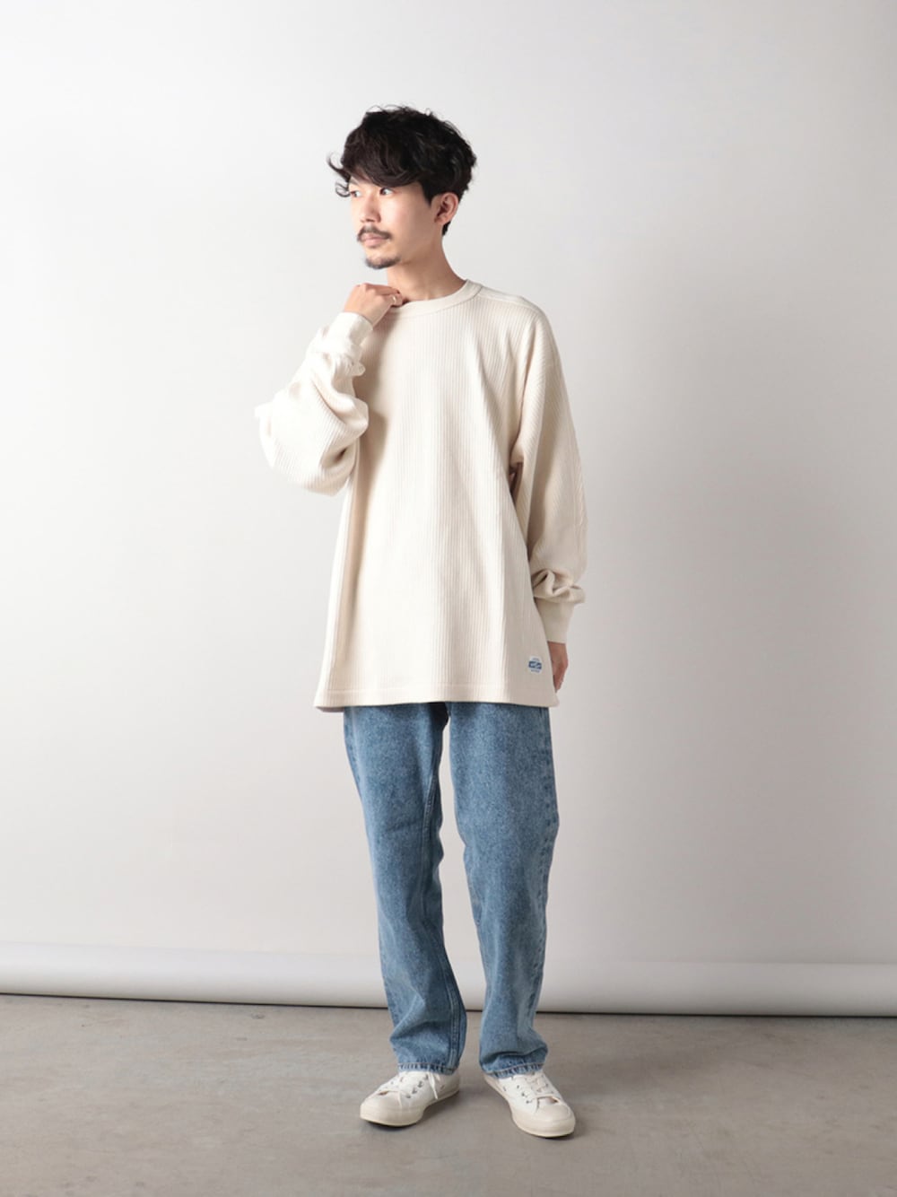 「フレディアンドグロスター、FREDY&GLOSTER、gloster、おしゃれさんと繋がりたい、お洒落さんとつながりたい、いいね、save、フォローお願いします🤑、サーマル、デニム、コンバース、スニーカー、秋服準備はじめました、秋コーデ、休日スタイル、アメカジ、スニーカーコーデ」｜「ARMY TWILLの【ARMY TWILL/アーミーツイル】SWEDISH RIB ロングスリーブTee（Tシャツ/カットソー、ホワイト系）」を使った、katsuさん（メンズ・170cm）の秋コーディネートの1枚目の写真