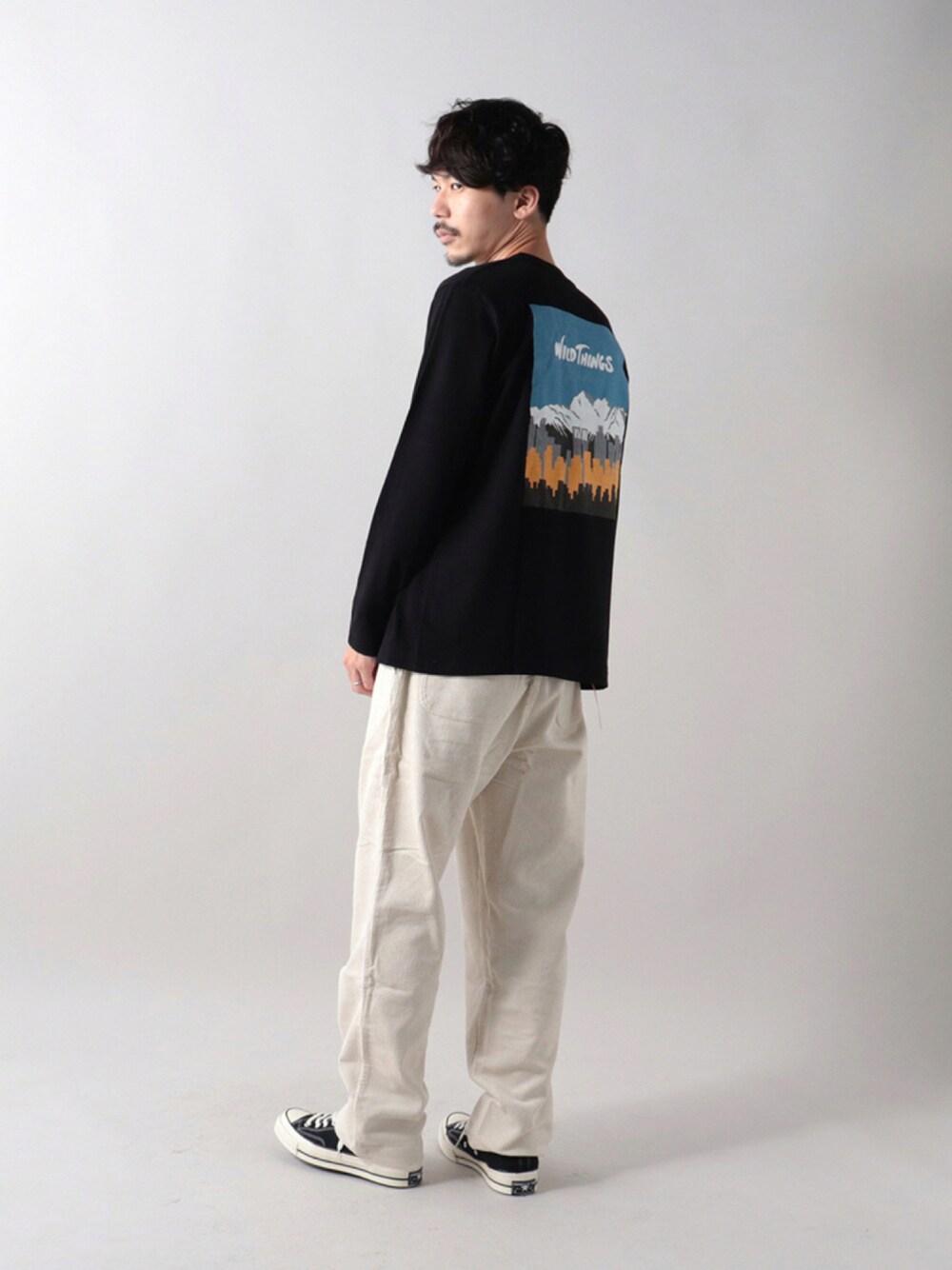 「コーデュロイ、ロンT、コーデュロイパンツ、FREDY&GLOSTER、プリントT、グラフィックＴ、gloster、お洒落さんとつながりたい、フレディアンドグロスター、おしゃれさんと繋がりたい、シェフパンツ、いいね、save、フォローお願いします🤑、秋服準備はじめました、Coming soon...、秋トレンド2021」｜「WILD THINGSの【WILDTHINGS/ワイルドシングス】別注 URBAN OUTDOOR ロングスリーブTシャツ（Tシャツ/カットソー、ブラック系）」を使った、katsuさん（メンズ・170cm）の秋コーディネートの1枚目の写真