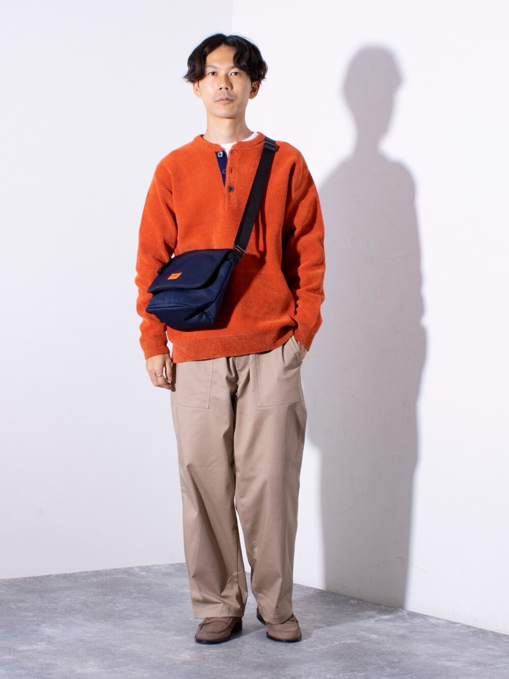 「ショルダーバッグ、休日スタイル、秋コーデ、レイヤードスタイル、デートコーデ、シンプルコーデ、ニット、秋服準備はじめました、フレディアンドグロスター、革靴」｜「GLOSTERの【GLOSTER/グロスター】Wフェイス ヘンリーネック プルオーバー モールニット（ニット/セーター、レッド系）」を使った、katsuさん（メンズ・170cm）の秋コーディネートの1枚目の写真
