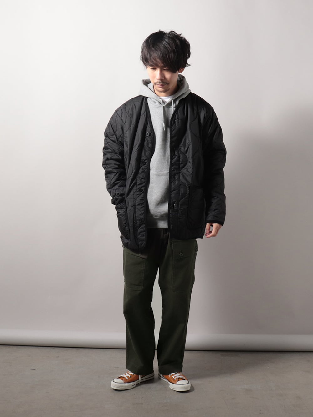 「パーカー、冬コーデ、レイヤードスタイル、カーキ、休日スタイル、FREDY&GLOSTER、キルティングコート、キルティングジャケット、gloster、お洒落さんとつながりたい、フレディアンドグロスター、おしゃれさんと繋がりたい、いいね、save、フォローお願いします🤑、wearhalloween2021」｜「GEVACOの【GEVACO/ゲバコ】ワンポイント プルオーバーパーカー（パーカー、グレー系）」を使った、katsuさん（メンズ・170cm）の秋コーディネートの1枚目の写真