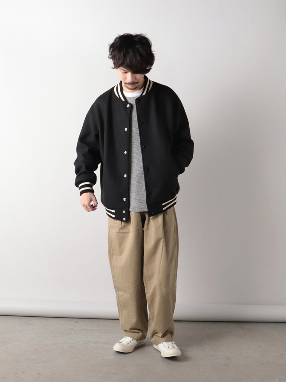 「フレディアンドグロスター、スタジャン、チノパン、ベージュ、レイヤードスタイル、FREDY&GLOSTER、gloster、休日スタイル、おしゃれさんと繋がりたい、お洒落さんとつながりたい、秋コーデ、秋服準備はじめました、秋冬コーデ、スニーカー、コンバース」｜「SKOOKUMの【SKOOKUM/スクーカム】GLOSTER別注 AWARD JACKET アワードジャケット（スタジャン、ブラック系）」を使った、katsuさん（メンズ・170cm）の秋コーディネートの1枚目の写真