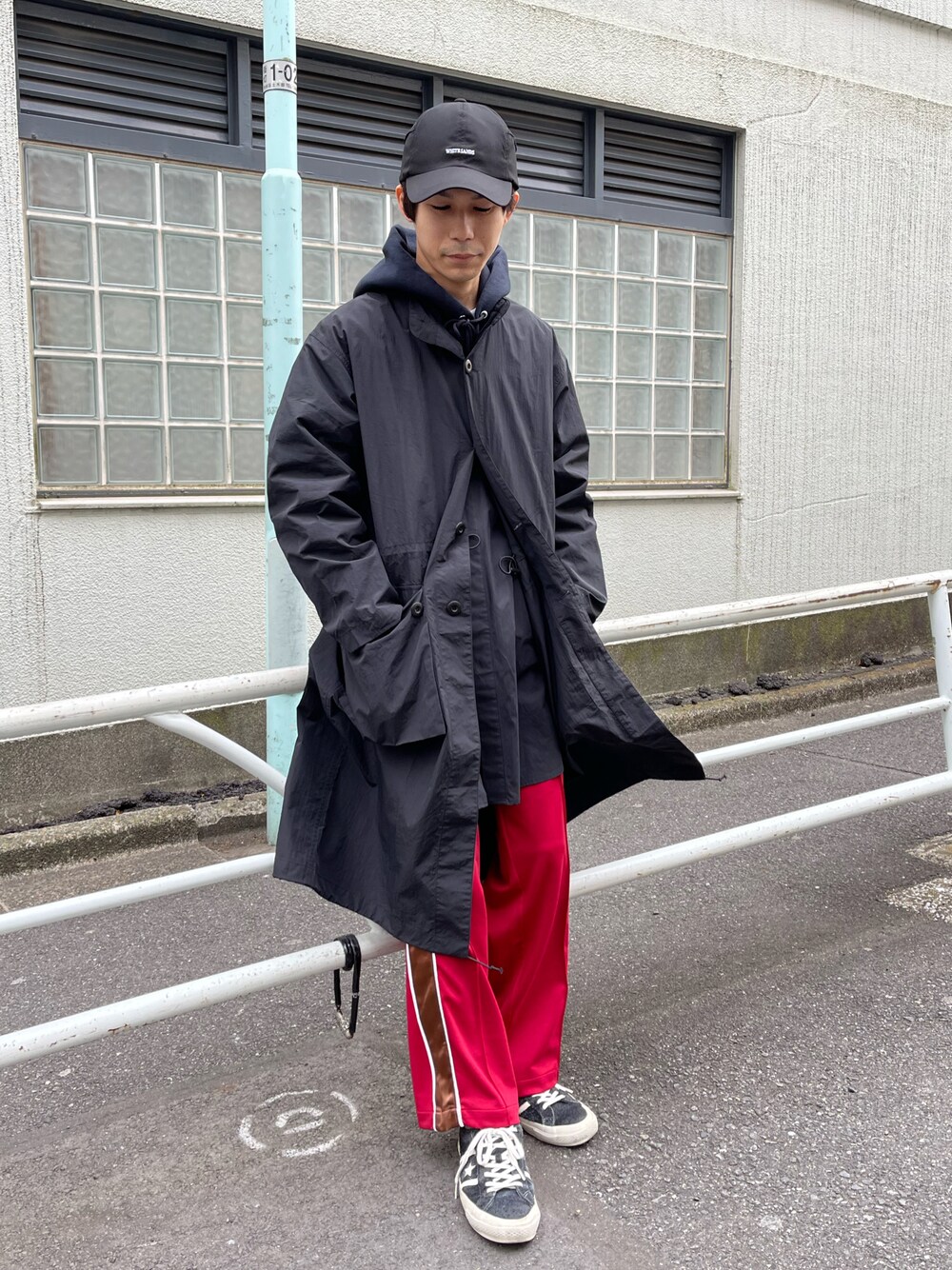 「フレディアンドグロスター、FREDY&GLOSTER、gloster、キャップ、コート、ブラックコーデ、レイヤードスタイル、キレイめコーデ、きれいめカジュアル、トラックパンツ、フレアパンツ、ビッグシルエット、パーカー、いいね、save、フォローお願いします🤑」｜「GLOSTERの【GLOSTER/グロスター】VENTILATION ENBROIDERY CAP（キャップ、ブラック系）」を使った、katsuさん（メンズ・170cm）の冬コーディネートの1枚目の写真