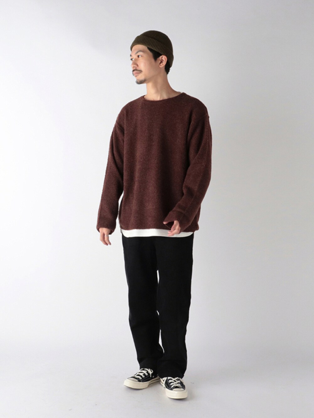 ブラウン系のニット/セーター、ホワイト系のTシャツ/カットソー、ブラック系のその他パンツを着用したメンズの夏コーディネートの1枚目の写真
