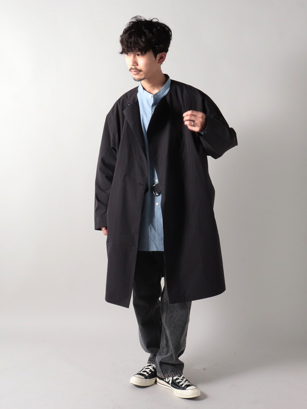 「フレディアンドグロスター、FREDY&GLOSTER、おしゃれさんと繋がりたい、お洒落さんとつながりたい、いいね、save、フォローお願いします🤑、ロングシャツ、バルーンシルエット、秋トレンド2021、シンプルコーデ、きれいめカジュアル、ビッグシルエット、シャツスタイル、シャツ、モード、秋服」｜「GLOSTERのノーカラーベルテッドガウン ガウンコート（ノーカラーコート、ブラック系）」を使った、katsuさん（メンズ・170cm）の夏コーディネートの1枚目の写真