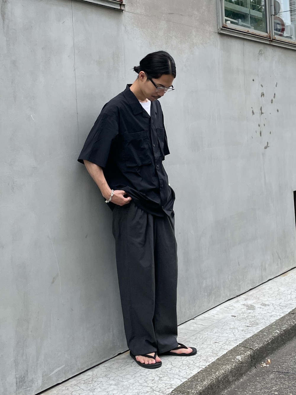 「モノトーン、お出かけコーデ、レイヤードスタイル、デートコーデ、きれいめカジュアル、メガネ男子、春夏コーデ、夏コーデ、シャツスタイル、スラックス、休日スタイル、シンプルコーデ、FREDY&GLOSTER、シャツコーデ」｜「WILD THINGSの【限定展開】【WILD THINGS/ワイルドシングス】CAMP SHIRTS オープンカラーシャツ（シャツ/ブラウス、ブラック系）」を使った、katsuさん（メンズ・170cm）の春コーディネートの1枚目の写真