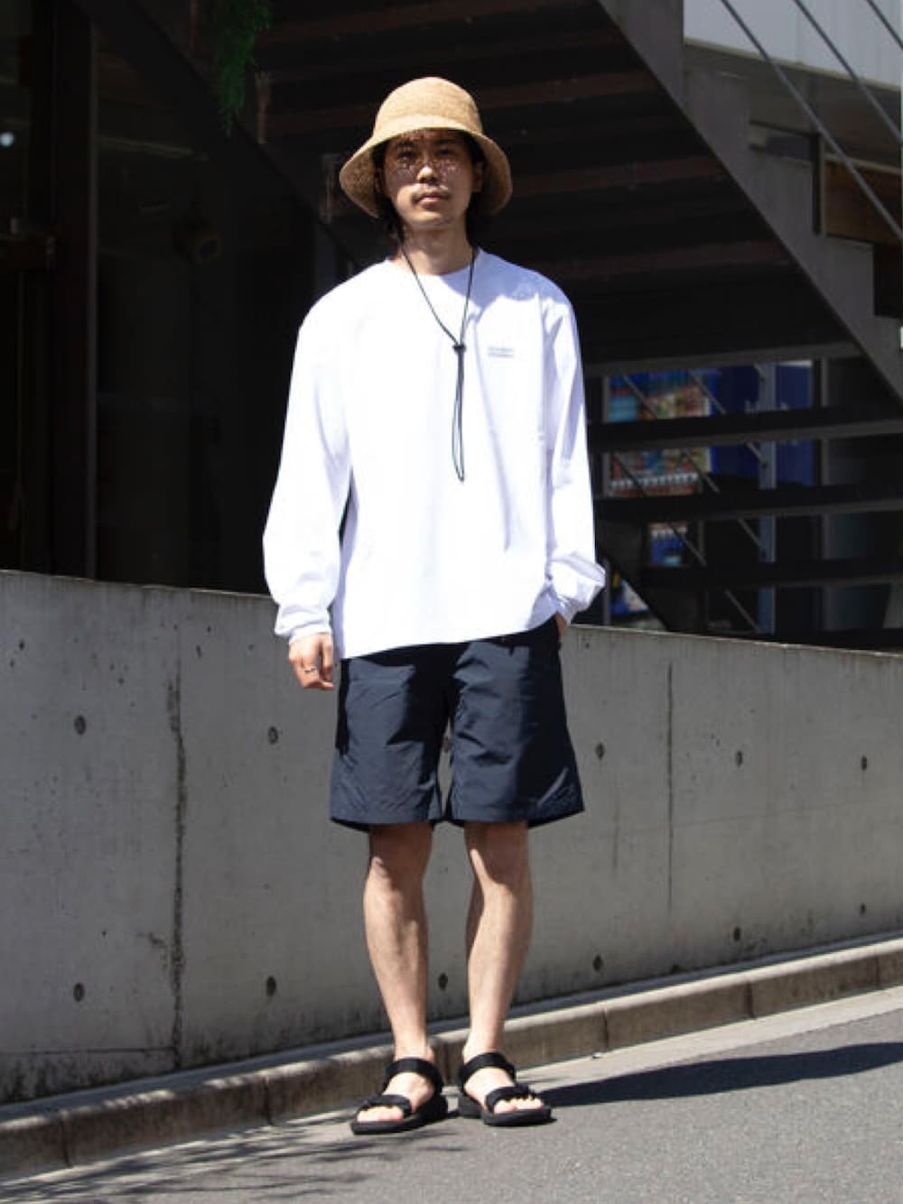 「休日スタイル、シンプルコーデ、古着MIX、夏コーデ、フレディアンドグロスター、FREDY&GLOSTER、gloster、ショーツ、ロンT、プリントT、麦わら帽子、帽子、サンダル、スポーツサンダル」｜「Franklin Climbingの【Franklin Climbing】【水陸両用】バックロゴプリントフレックステックロンT（Tシャツ/カットソー、ホワイト系）」を使った、katsuさん（メンズ・170cm）の春コーディネートの1枚目の写真