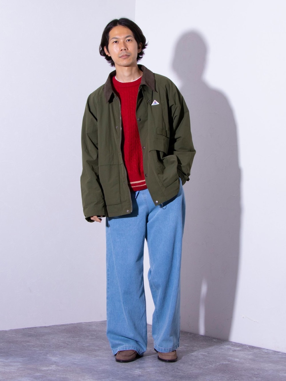 「レイヤードスタイル、お出かけコーデ、アツいコーデ全部見せ、デニム、秋コーデ、秋服準備はじめました、ニット、秋冬コーデ、シンプルコーデ、休日スタイル、FREDY&GLOSTER、デートコーデ」｜「GEVACOの【GEVACO/ゲバコ】裏フリース ショートジャケット ハンティングジャケット ワンポイントロゴ（ブルゾン、グリーン系）」を使った、katsuさん（メンズ・170cm）の夏コーディネートの1枚目の写真