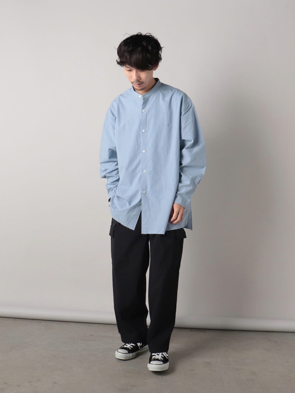 「フレディアンドグロスター、FREDY&GLOSTER、gloster、カーゴパンツ、シャツスタイル、秋コーデ、秋服準備はじめました、休日スタイル、おしゃれさんと繋がりたい、お洒落さんとつながりたい、いいね、save、フォローお願いします🤑、きれいめカジュアル、シンプル、スニーカーコーデ」｜「GLOSTERのオーガニックコットン スタンドカラーシャツ（シャツ/ブラウス、ブルー系）」を使った、katsuさん（メンズ・170cm）の秋コーディネートの1枚目の写真