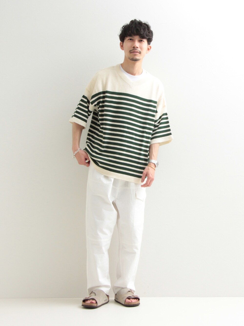 「ごきげんウィーク、フレディアンドグロスター、FREDY&GLOSTER、gloster、春夏コーデ、グリーン、白パンツ、レイヤードスタイル、休日スタイル、サンダル、夏コーデ、Tシャツ、カジュアル、ビルケンシュトック、オーバーサイズ」｜「GLOSTERの【GLOSTER/グロスター】ガンジーニット VネックTシャツ（Tシャツ/カットソー、グリーン系）」を使った、katsuさん（メンズ・170cm）の春コーディネートの1枚目の写真
