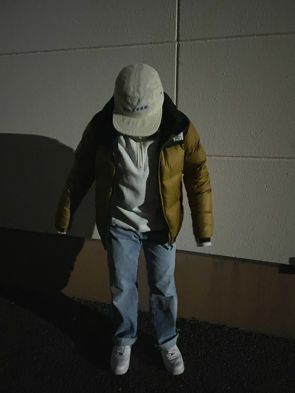 「ストリート、ダウンジャケット、ハーフジップ、AIR FORCE 1、デニムパンツ、ストリートファッション、ヘッドホン」｜「THE NORTH FACEのTHE NORTH FACE/ノースフェイス　ヌプシ ダウンジャケット　ND91841（ダウンジャケット/コート、ブラウン系）」を使った、とまと🍅🍷さん（レディース・159cm）の冬コーディネートの1枚目の写真