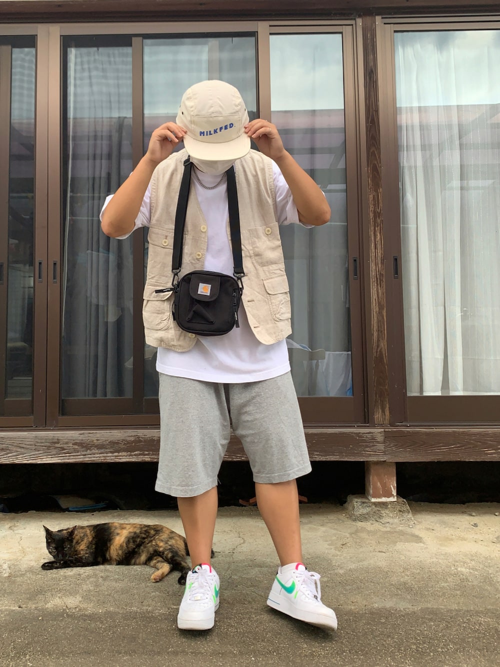 「NEW ERA、carhartt、ハーフパンツ、メンズライク、ミルクフェド、AIR FORCE 1、ジェットキャップ、ゆるコーデ、ストリートコーデ、エアフォースワン、NIKE AIR FORCE、フィッシングベスト」｜「MILKFED.のFADE LOGO JET CAP（キャップ、ホワイト系）」を使った、とまと🍅🍷さん（レディース・159cm）の秋コーディネートの1枚目の写真