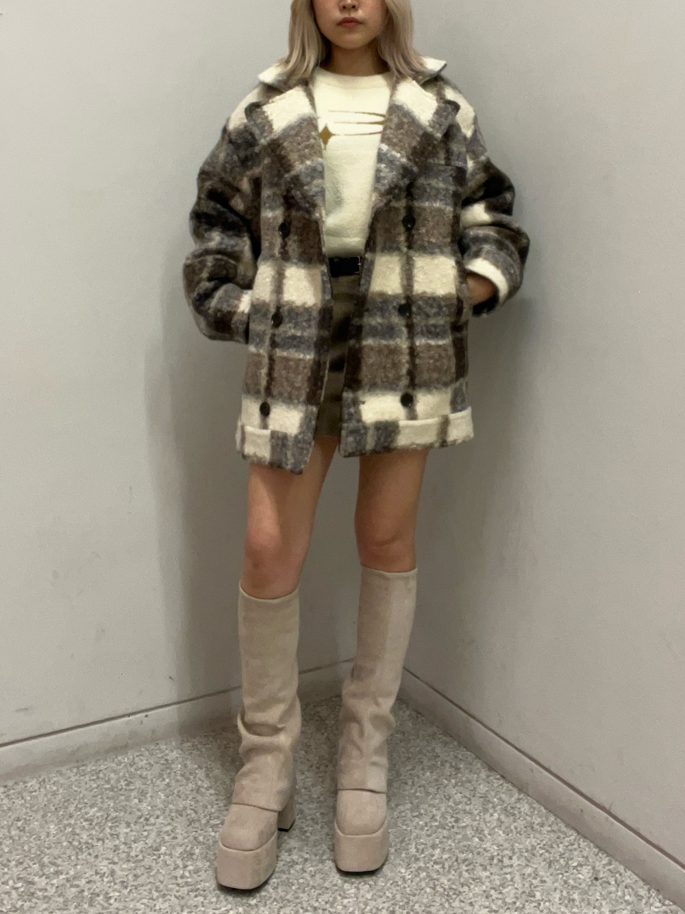 ホワイト系のブーツ、その他のその他アウター、ホワイト系のニット/セーターを着用したレディースの秋コーディネートの1枚目の写真