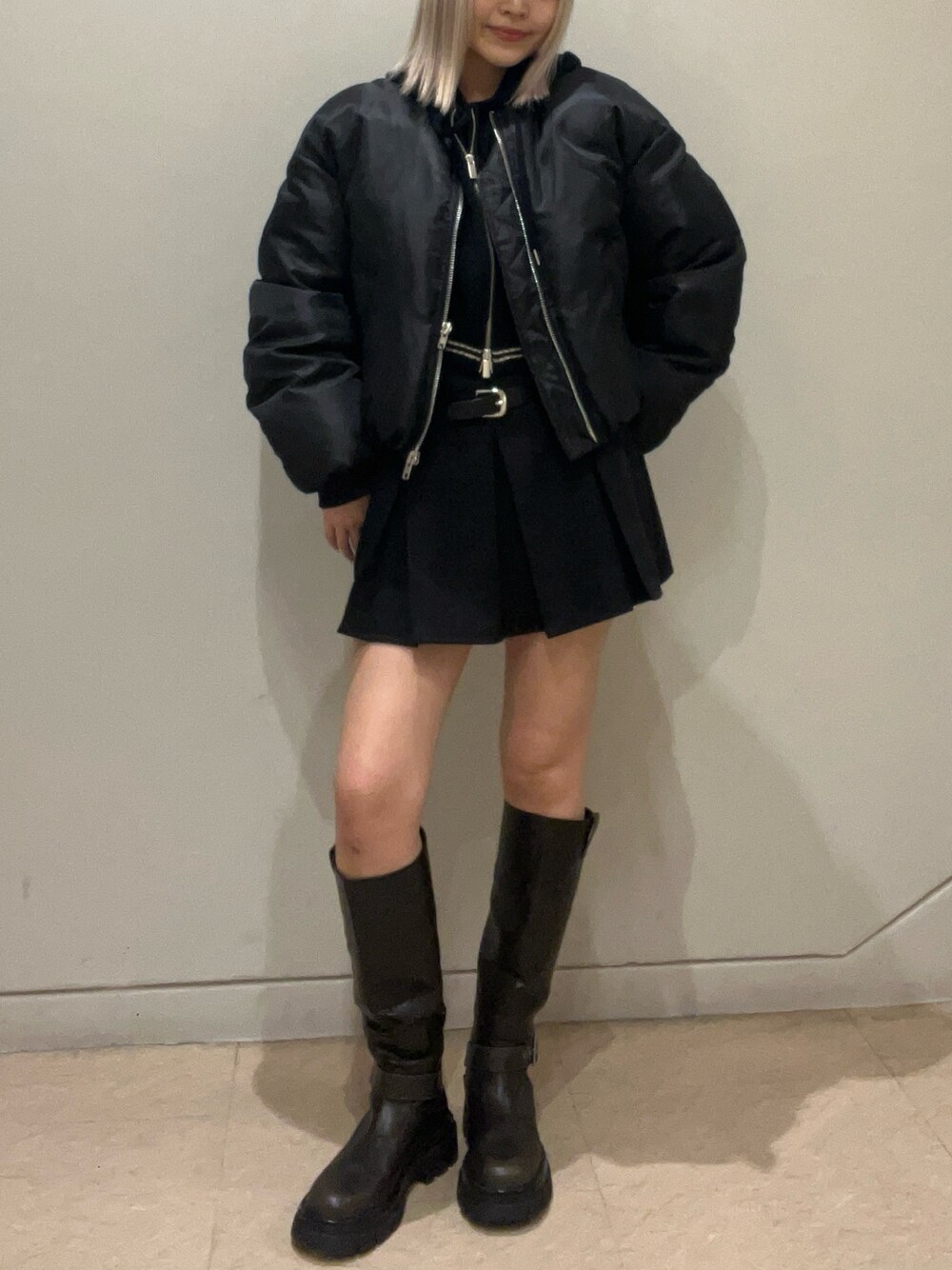 ブラック系のブルゾン、ブラック系のニット/セーター、ブラック系のスカートを着用したレディースの秋コーディネートの1枚目の写真