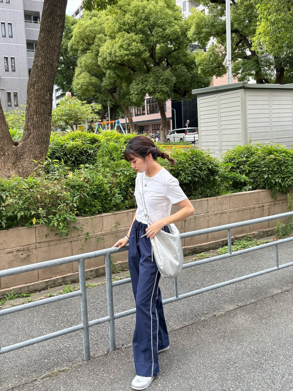 「シルバーコーデ、靴、ハレ(HARE)、夏服、半袖、outfit、韓国っぽ」｜「GUのアイテム（Tシャツ/カットソー、ホワイト系）」を使った、emiruさん（骨格ウェーブ・レディース・161cm）の夏コーディネートの1枚目の写真