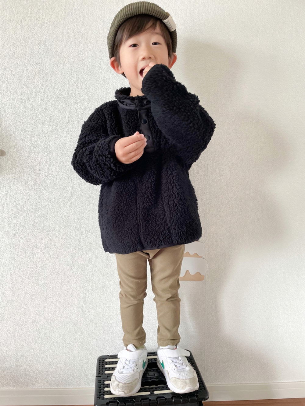 「シンプル、ニット帽、秋のコーデ、フリース、ユニクロ、3歳、キッズコーデ、男の子、ホワイトマウンテニアリング、秋コーデ、キッズファッション」｜「CIAOPANIC TYPYのアイテム（ニットキャップ/ビーニー、グリーン系）」を使った、‪✿‬RioYui‪✿‬さん（キッズ・100cm）の秋コーディネートの1枚目の写真