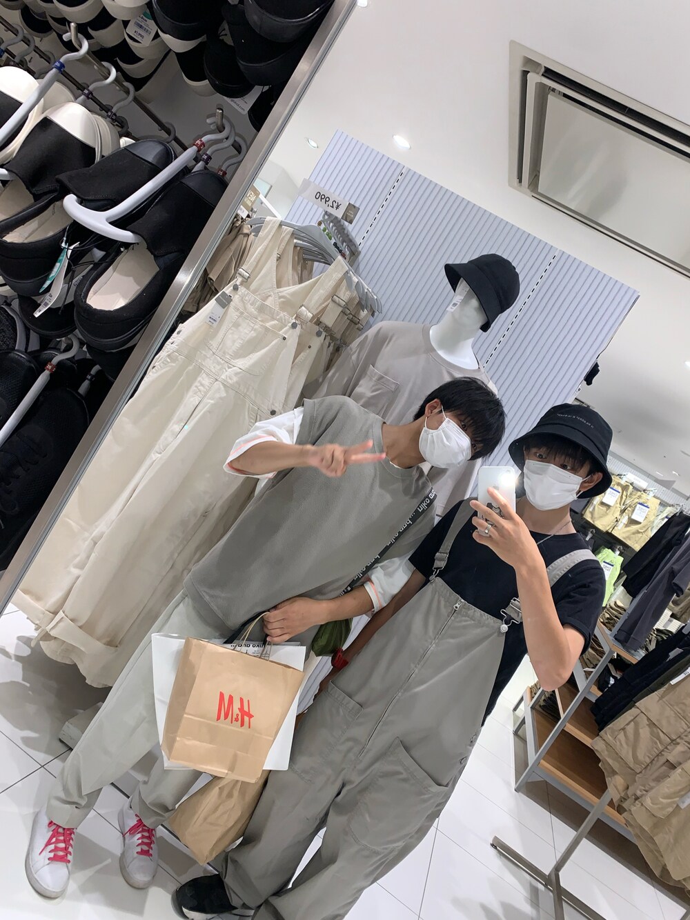 「WEGOのアイテム（つなぎ/オールインワン、グレー系）」を使った、稲岡伝太朗さん（メンズ・165cm）の秋コーディネートの1枚目の写真