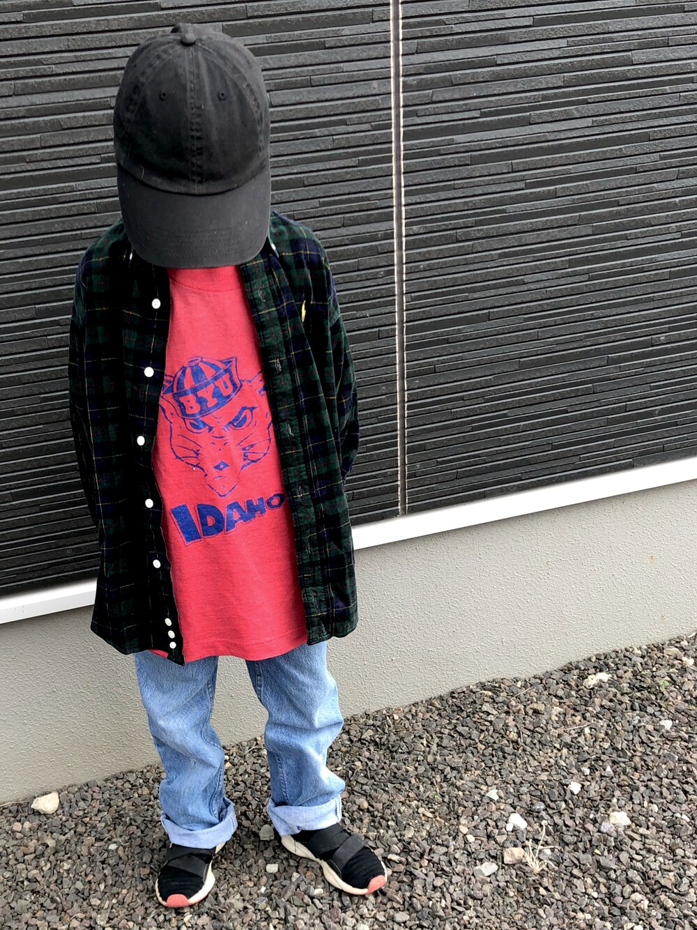 「古着コーデ、デニム、チェックシャツ」｜「古着のアイテム（Tシャツ/カットソー、レッド系）」を使った、KeitoAmuさん（キッズ・125cm）の秋コーディネートの1枚目の写真
