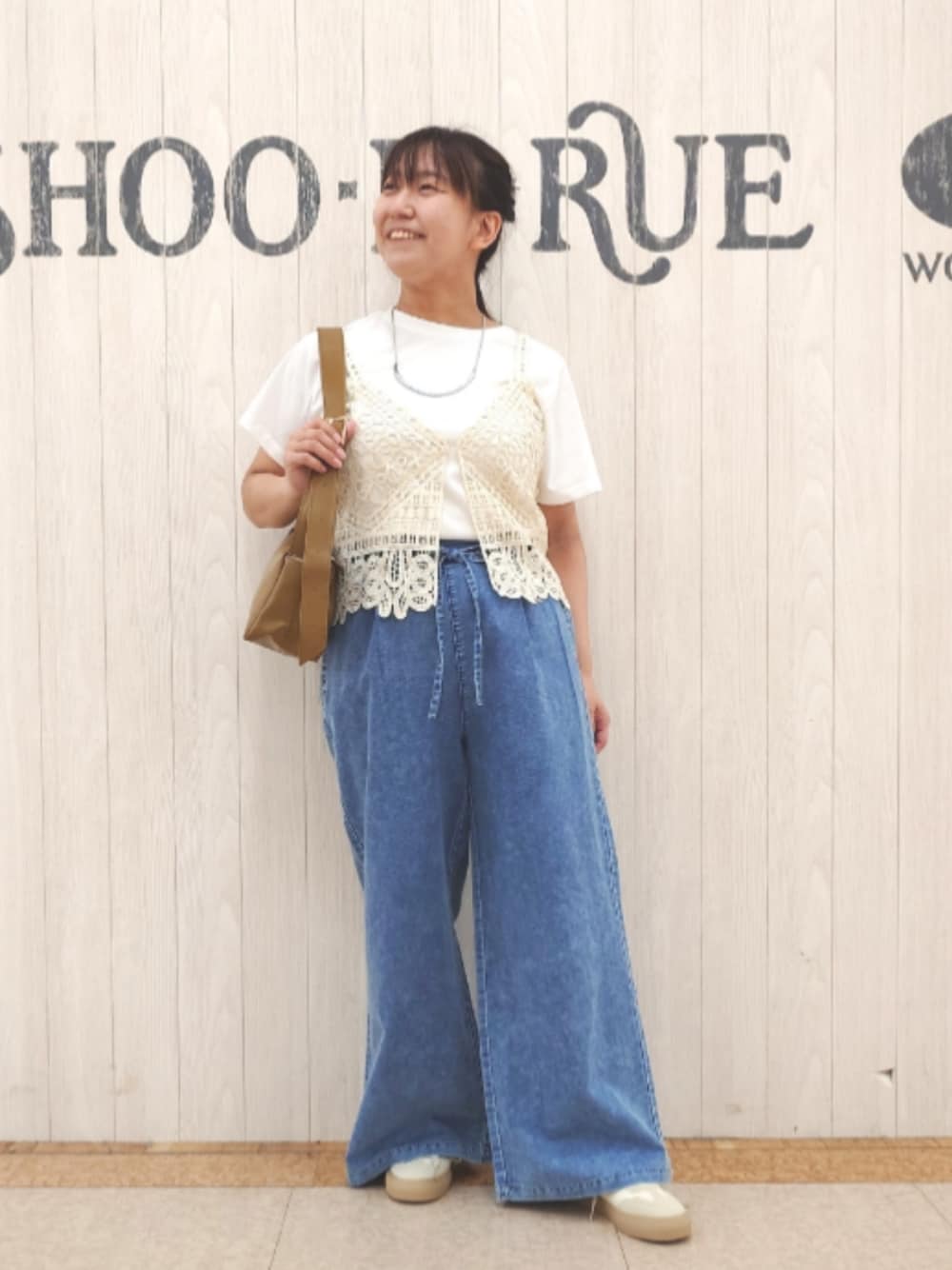 ホワイト系のその他トップス、ブルー系のデニムパンツ、ベージュ系のスニーカーを着用したレディースの秋コーディネートの1枚目の写真