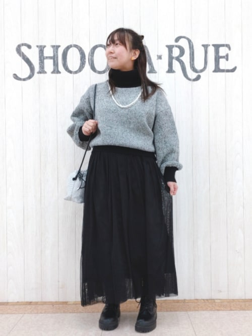 Toteme Tsuzurisaさん着用 ベージュ タートルネック ニット