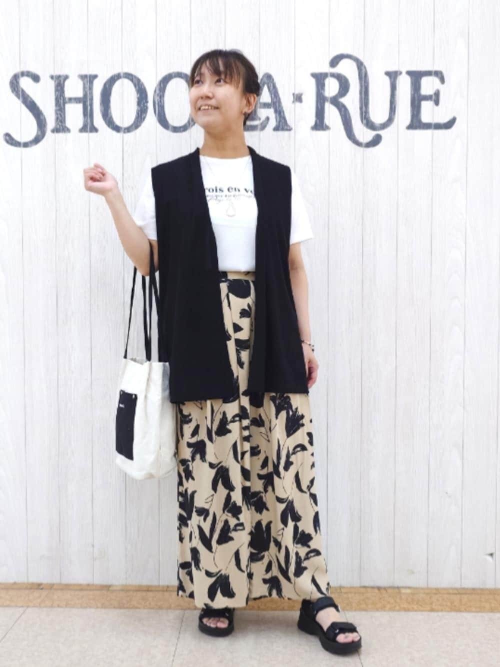 ブラック系のトートバッグ、ベージュ系のその他パンツ、ブラック系のサンダルを着用したレディースの秋コーディネートの1枚目の写真