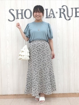 とろろさんの「◆女性らしさが光る　フラワープリント マーメイドスカート」を使ったコーディネート