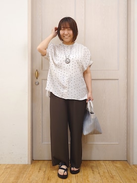 「SHOO・LA・RUE（シューラルー）の【洗濯機可／洗濯後しわになりにくい】大人の甘さをプラスする ドット柄袖タックブラウス（シャツ/ブラウス、ベージュ系）」を使った、とろろさん（レディース・153cm）の夏コーディネート